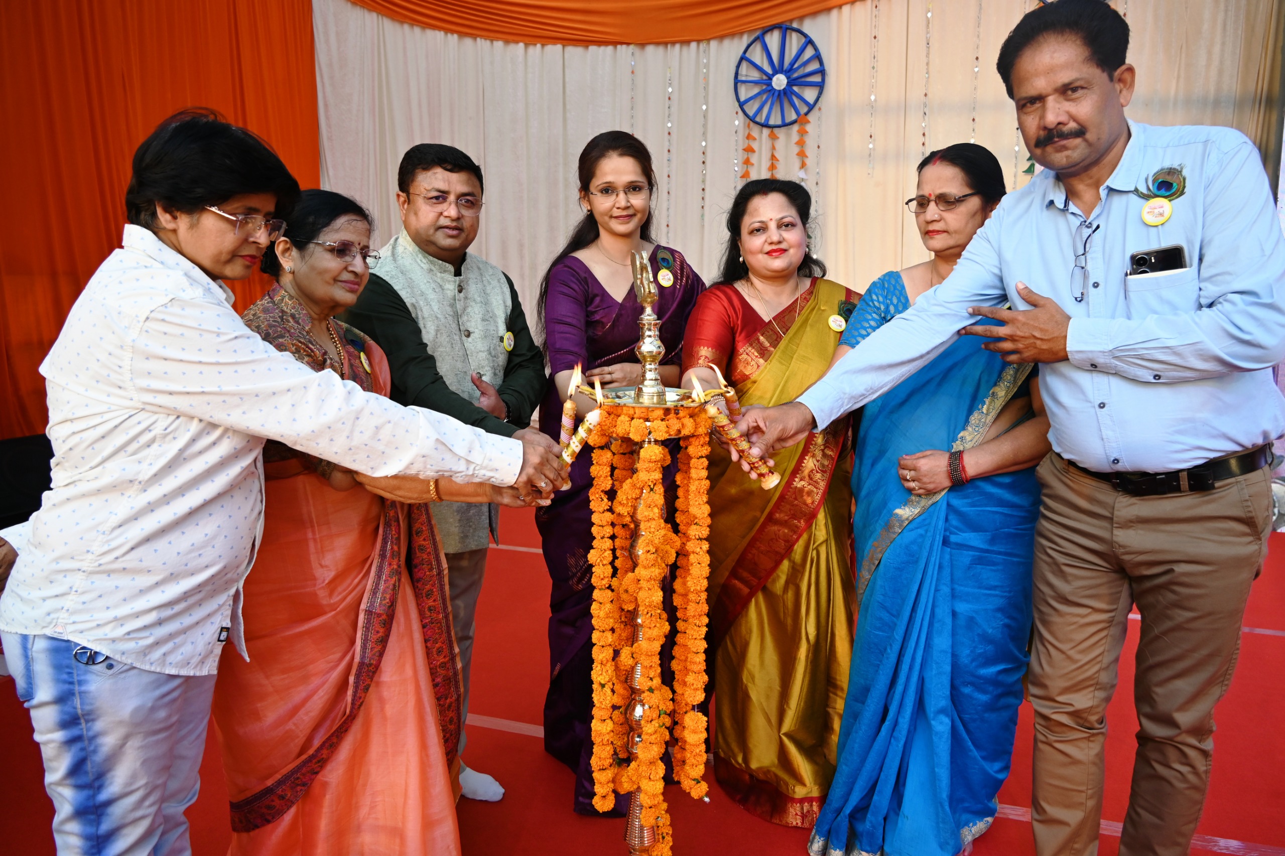 उत्तर प्रदेश डेस्क लखनऊ ( आर एल पाण्डेय )। राजाजीपुरम स्थित सेंट जोसेफ कॉलेज ने अपना 38 वां स्थापना दिवस एवं वार्षिक समारोह अत्यंत धूमधाम से एक से एक बढ़कर रंगारंग कार्यक्रमों की प्रस्तुति के साथ विद्यालय की संस्थापक अध्यक्ष श्रीमती पुष्पलता अग्रवाल के आशीर्वाद से हजारों की संख्या में उपस्थित अभिभावकों एवं अध्यापक अध्यापिकाओं के साथ मिलकर मनाया।