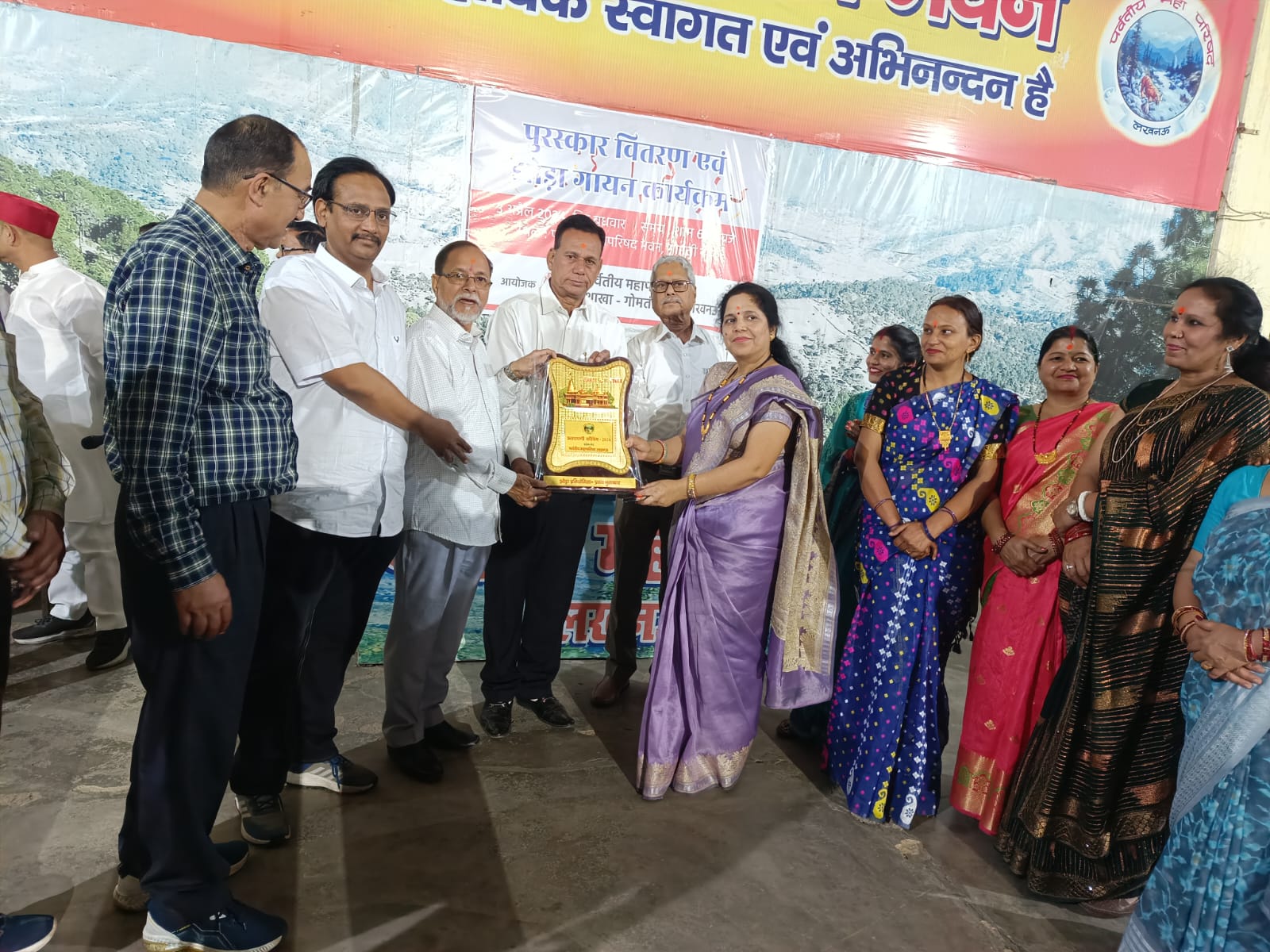 The team of Indira Nagar Extension which got first place in Uttarayani Kauthig-2024 was honored with a trophy.