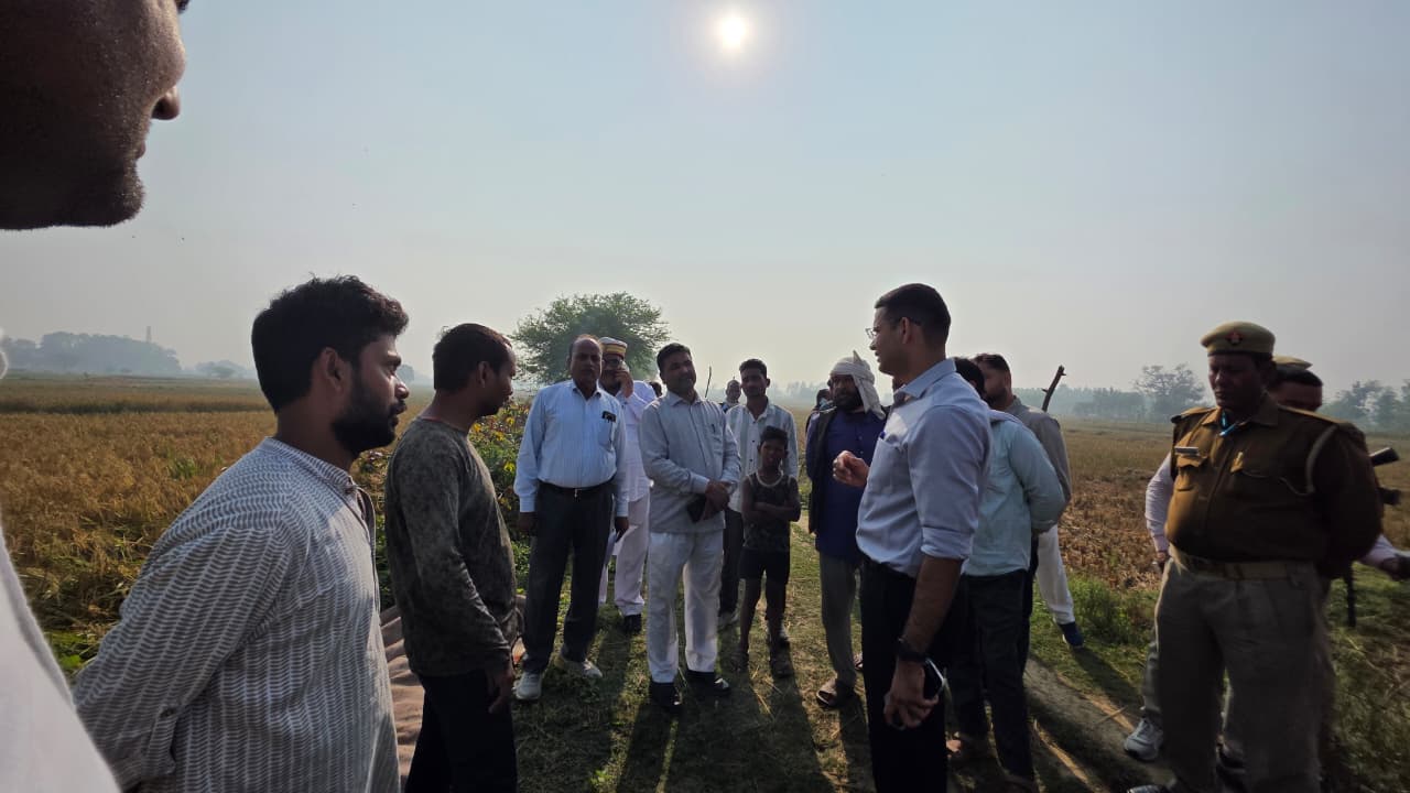 District Magistrate Vipin Kumar Jain inspected crop cutting in Shivpura Bazaar village.
