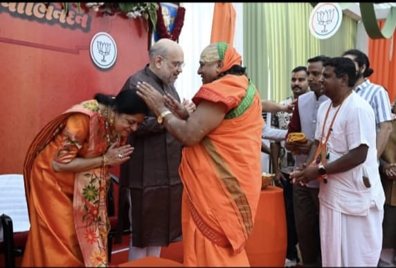 Honorable Amit Shah ji sought the blessings of Jagadguru ji Maharaj and praised the organization's nation-serving objectives.