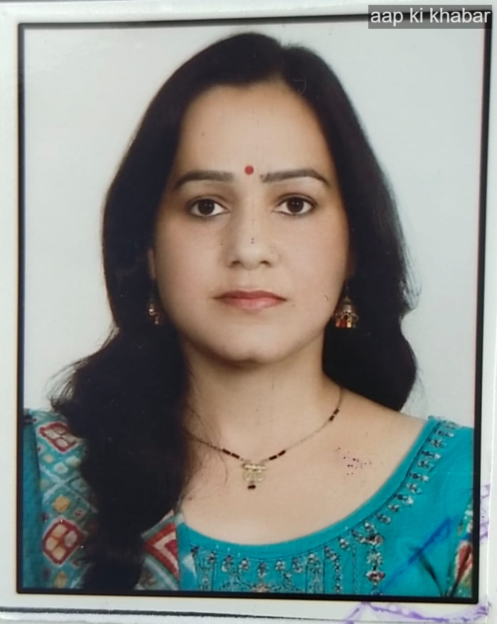 प्रधानमंत्री मोदी ने अपने उत्तर पत्र में लिखा&mdash; &ldquo;श्रीमती अरुणा श्री जी, नमस्कार। हमारे प्रयासों से आपके जीवन में जो सुखद बदलाव आए हैं, उन्हें पत्र के माध्यम से मुझसे साझा करने के लिए बहुत-बहुत धन्यवाद। देश की करोड़ों माताओं, बहनों और बेटियों का आशीर्वाद एवं नेह मेरी सबसे बड़ी प्रेरणा, सबसे बड़ी ताकत है। मुझे विश्वास है कि आप सभी का सहयोग विकसित भारत के निर्माण में महत्वपूर्ण भूमिका निभाएगा।&rdquo;  उज्ज्वला योजना से बदली रसोई और जिंदगी  अपने पत्र में अरुणा श्री ने बताया कि उनकी शादी वर्ष 2004 में हुई थी, जब एलपीजी गैस कनेक्शन पाना आसान नहीं था। गैस के लिए लंबा इंतजार, सिफारिशें, बुकिंग की कतारें और भरे सिलेंडर के लिए एजेंसी के चक्कर आम बात थी। कई बार मजबूरी में ब्लैक में गैस खरीदनी पड़ती थी, जिससे आर्थिक बोझ और मानसिक तनाव बढ़ जाता था।  अरुणा श्री ने लिखा कि वर्ष 2014 के बाद उज्ज्वला योजना के तहत मुफ्त गैस कनेक्शन, मोबाइल से बुकिंग, घर पर सिलेंडर डिलीवरी और सब्सिडी के सीधे बैंक खाते में आने जैसी सुविधाओं ने आम महिलाओं के जीवन को काफी आसान बना दिया है।  छोटी घटना, बड़ा बदलाव  पत्र में अरुणा श्री ने एक छोटी लेकिन महत्वपूर्ण घटना का उल्लेख किया। उन्होंने बताया कि एक दिन खाना बनाते समय अचानक गैस खत्म हो गई। पहले ऐसे हालात में पूरा काम ठप हो जाता था, लेकिन इस बार उनके पति के एक फोन पर मात्र 15 मिनट में भरा हुआ सिलेंडर घर पहुंच गया और समय पर भोजन बन सका। अरुणा ने लिखा कि भले ही यह घटना छोटी लगे, लेकिन ऐसे ही छोटे-छोटे बदलावों ने महिलाओं के जीवन को अधिक सुरक्षित, सहज और सम्मानजनक बना दिया है।  पीएम मोदी का संदेश  प्रधानमंत्री नरेंद्र मोदी ने अपने जवाब में कहा कि ऐसे आत्मीय पत्र उन्हें राष्ट्रसेवा के लिए नई ऊर्जा देते हैं। उन्होंने बिजली, पानी, शौचालय, पक्का मकान, उज्ज्वला योजना, बैंकिंग सुविधाएं और मुद्रा योजना जैसे प्रयासों का उल्लेख करते हुए कहा कि इन पहलों से देश की महिलाएं सामाजिक और आर्थिक रूप से सशक्त हो रही हैं। प्रधानमंत्री ने महिलाओं के नेतृत्व में आगे बढ़ते भारत पर गर्व व्यक्त किया।  अरुणा श्री का पत्र इस बात का प्रमाण है कि जब सरकारी योजनाएं सही ढंग से आमजन तक पहुंचती हैं, तो वे सिर्फ योजनाएं नहीं रह जातीं, बल्कि आम नागरिक के जीवन में आत्मविश्वास, संतोष और गरिमा का संचार करती हैं। यही विकसित होते भारत की असली तस्वीर है।