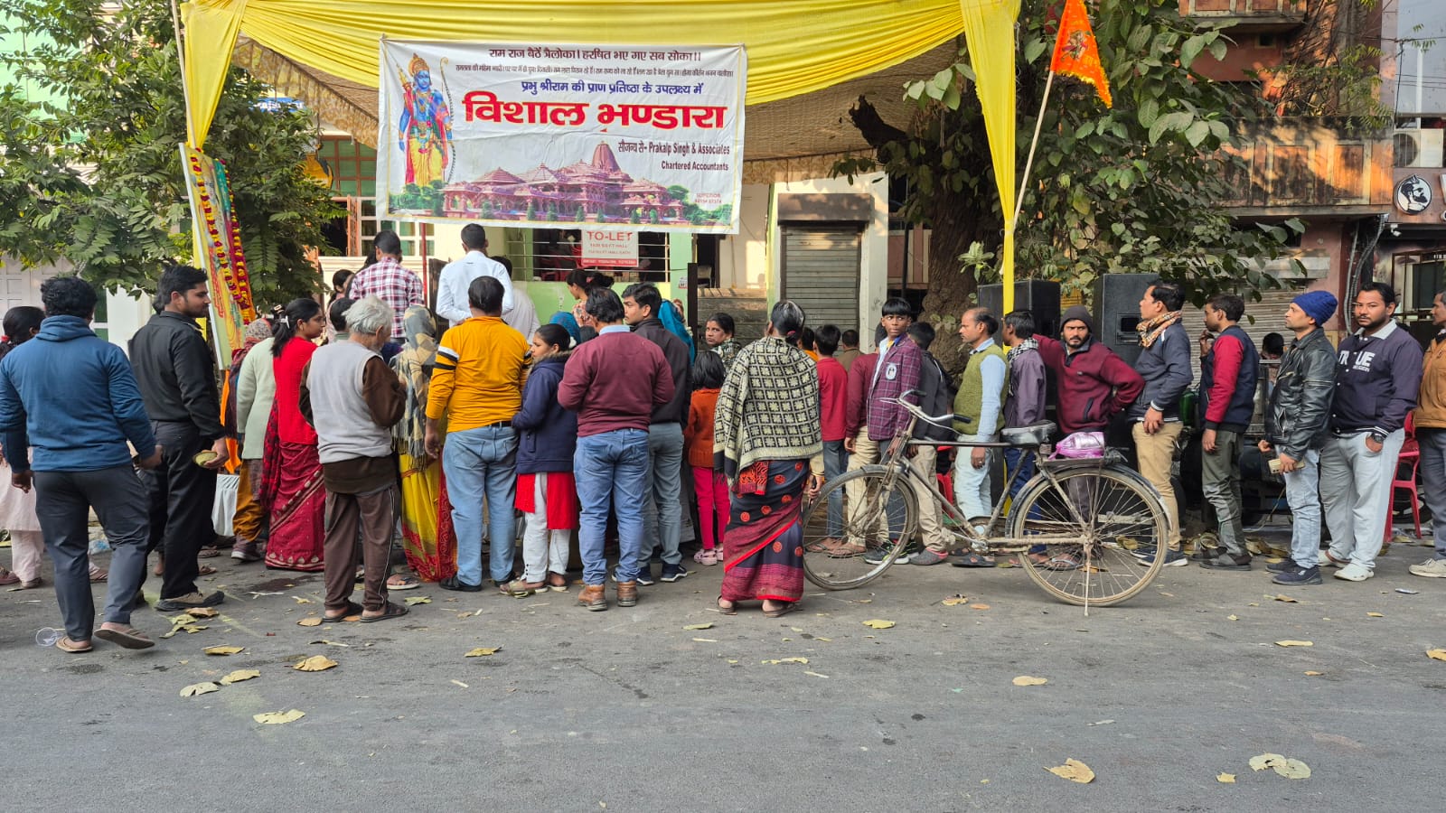 भंडारे का आयोजन आज अख़बार के वरिष्ठ पत्रकार विजय सिंह द्वारा किया गया। इस अवसर पर उनके पुत्र इंजीनियर संकल्प सिंह एवं सीए प्रकल्प सिंह सहित परिवार के अन्य सदस्यों ने स्वयं उपस्थित रहकर सेवा कार्य किया और श्रद्धालुओं को प्रसाद वितरित किया।  भंडारे में राजाजीपुरम् क्षेत्र के साथ-साथ आसपास के इलाकों से बड़ी संख्या में लोग पहुंचे और महाप्रसाद ग्रहण कर प्रभु श्रीराम का आशीर्वाद प्राप्त किया। पूरे क्षेत्र में जय श्रीराम के उद्घोष और भक्ति भाव का वातावरण बना रहा।  स्थानीय नागरिकों ने आयोजन की सराहना करते हुए कहा कि ऐसे धार्मिक एवं सामाजिक आयोजन आपसी सौहार्द, सेवा भावना और सांस्कृतिक मूल्यों को सुदृढ़ करते हैं।