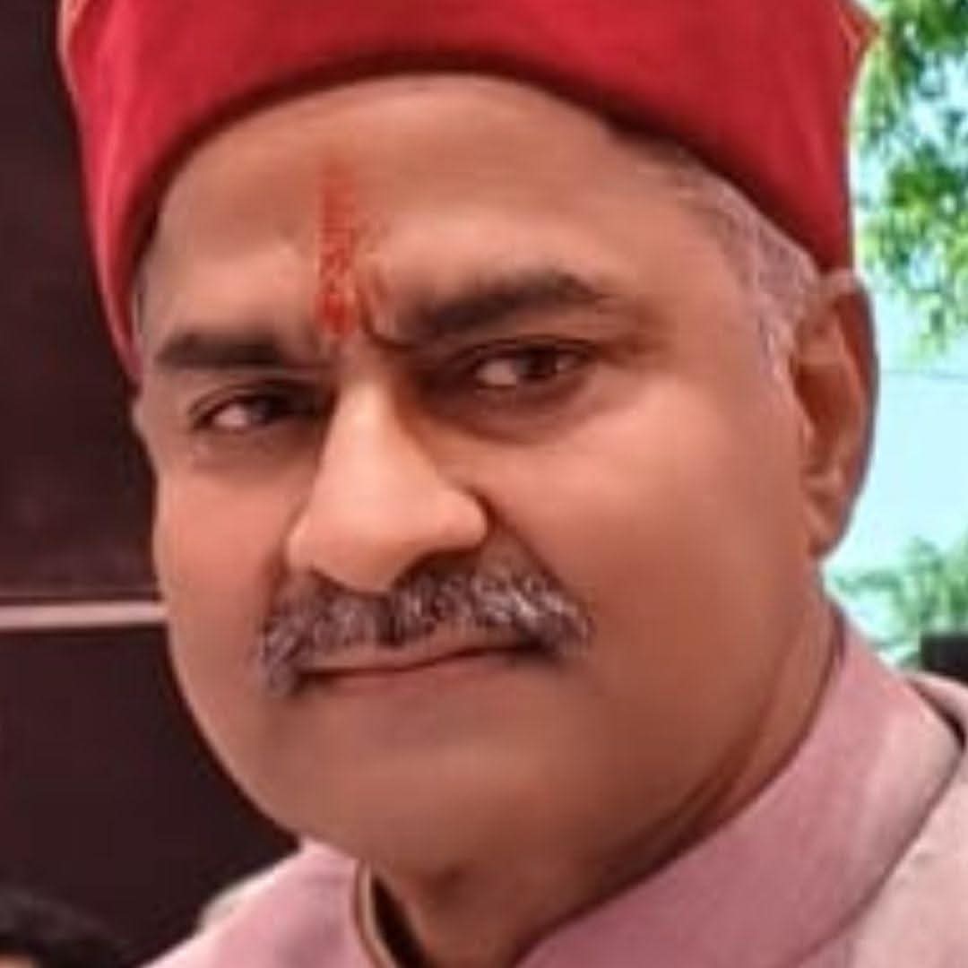 पूर्व में भी कुछ ऐसे आदेश और बयान सामने आ चुके हैं, जिनमें बिना ठोस जांच के कड़ी कार्रवाई की बात कही गई थी। सवाल यह है कि किसी घटना में शामिल व्यक्तियों की सामाजिक पृष्ठभूमि का निर्धारण तुरंत और निश्चित रूप से कैसे किया जा सकता है? क्या प्रशासन के पास ऐसी कोई पुख्ता प्रणाली है जो प्रारंभिक स्तर पर ही निष्पक्ष सत्यापन कर सके?  आलोचकों का कहना है कि यदि नियमों में संतुलन और जवाबदेही नहीं होगी, तो यह शिक्षा व्यवस्था में भय और असमानता को बढ़ावा दे सकता है। हाल ही में शैक्षणिक प्रवेश और मूल्यांकन से जुड़ी कुछ विवादित खबरों ने भी इन आशंकाओं को बल दिया है।  इस पूरे परिदृश्य में समाज के विभिन्न वर्गों की भूमिका पर भी प्रश्न उठते हैं। क्या व्यापक स्तर पर रचनात्मक संवाद और लोकतांत्रिक विरोध की कमी है? क्या सत्ता और व्यवस्था से निकटता के कारण कई लोग खुलकर अपनी चिंताएं व्यक्त नहीं कर पा रहे हैं? यदि ऐसा है, तो इसका प्रभाव आने वाली पीढ़ियों पर पड़ना तय है।  लोकतंत्र में नीतियों की समीक्षा, आलोचना और सुधार आवश्यक होते हैं। किसी भी दिशा में लिया गया निर्णय यदि समाज के एक बड़े हिस्से में असुरक्षा या अन्याय की भावना पैदा करता है, तो उस पर पुनर्विचार जरूरी है। शिक्षा का उद्देश्य समान अवसर, बौद्धिक स्वतंत्रता और पारस्परिक सम्मान को बढ़ावा देना होना चाहिए, न कि संदेह और टकराव को।  अतीत के राजनीतिक वक्तव्यों और सामाजिक अनुभवों को संदर्भ में रखते हुए यह सवाल उठता है कि क्या आज की नीतियां सामाजिक संतुलन को मजबूत कर रही हैं या नई दरारें पैदा कर रही हैं। यही समय है जब सरकार, शैक्षणिक संस्थान और समाज मिलकर खुली चर्चा करें, ताकि सुधार की राह निकाली जा सके और शिक्षा व्यवस्था न्यायपूर्ण बनी रहे।  &mdash; यू.एस. राना ठाकुर, दिल्ली