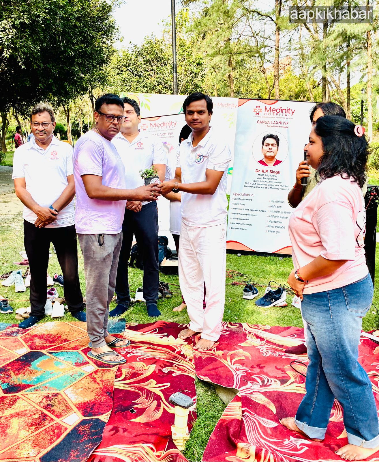 सामूहिक योगाभ्यास से हुई शुरुआत, लिया नियमित योग का संकल्प रविवार सुबह पार्क के शांत वातावरण में कार्यक्रम की शुरुआत सामूहिक योगाभ्यास के साथ हुई। अनुभवी योग प्रशिक्षकों के मार्गदर्शन में उपस्थित योग साधकों और आम नागरिकों ने विभिन्न योगासनों और प्राणायाम का अभ्यास किया। इस दौरान योग विशेषज्ञों ने मानव जीवन पर योग के शारीरिक, मानसिक और आध्यात्मिक सकारात्मक प्रभावों के बारे में विस्तार से बताया। कार्यक्रम में शामिल सभी प्रतिभागियों ने योग को अपनी दैनिक जीवनशैली का अनिवार्य हिस्सा बनाने का दृढ़ संकल्प लिया।  योग के साथ जुड़ा पर्यावरण का संदेश: बांटे गए पौधे इस आयोजन की सबसे खास बात यह रही कि इसमें स्वास्थ्य के साथ-साथ प्रकृति को बचाने का भी संदेश दिया गया। सुदीक्षा फाउंडेशन की ओर से कार्यक्रम में आए सभी प्रतिभागियों को पौधों का वितरण किया गया। संस्था ने मौजूद जनसमूह सहित सभी देशवासियों से अपील की कि वे अपने जीवन में अधिक से अधिक पौधे लगाएं और पर्यावरण को हरा-भरा व प्रदूषण मुक्त बनाने में अपना सक्रिय योगदान दें।  गणमान्य नागरिकों की रही गरिमामयी उपस्थिति इस सफल और चेतना जगाने वाले कार्यक्रम में शहर की कई जानी-मानी हस्तियों और योग साधकों ने हिस्सा लिया। मुख्य रूप से:  ई. शिवम पांडेय (संस्थापक, सुदीक्षा फाउंडेशन)  श्री रजनीश त्रिपाठी (संस्थापक, सर्वांग आरोग्य योग केंद्र)  ई. अनिल चंद्रा  श्रीमती सरिता चंद्रा  अमित एवं शुभम सहित बड़ी संख्या में स्थानीय नागरिक मौजूद रहे।  स्वस्थ जीवन और हरित धरती की शपथ कार्यक्रम के समापन पर उपस्थित सभी लोगों ने एक सुर में यह प्रतिज्ञा ली कि वे न केवल एक स्वस्थ जीवनशैली अपनाएंगे और नियमित योग करेंगे, बल्कि पर्यावरण की रक्षा के लिए बांटे गए पौधों को रोपकर उनकी पूरी जिम्मेदारी के साथ देखभाल भी करेंगे।