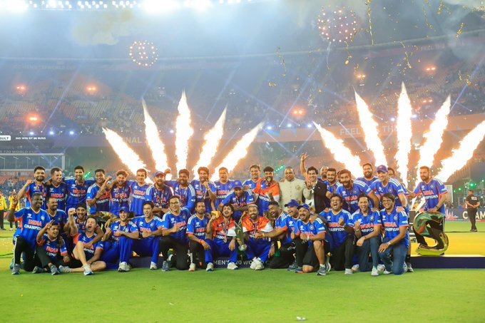 1. बैक-टू-बैक दो बार टी20 वर्ल्ड कप जीतने वाली पहली टीम क्रिकेट इतिहास में अब तक कोई भी टीम लगातार दो टी20 विश्व कप खिताब (Defending Champions) नहीं जीत पाई थी। साल 2024 में रोहित शर्मा की कप्तानी में चैंपियन बनने के बाद, भारत ने 2026 में भी अपनी बादशाहत कायम रखी। टीम इंडिया अब दुनिया की पहली ऐसी टीम बन गई है जिसने लगातार दो बार इस ट्रॉफी पर कब्जा जमाया है।  2. अपनी मेजबानी में खिताब जीतने का 'मिथक' तोड़ा टी20 वर्ल्ड कप के इतिहास में यह एक 'अंधविश्वास' सा बन गया था कि कोई भी मेजबान देश अपने घर में फाइनल नहीं जीत पाता। इस साल भारत और श्रीलंका ने संयुक्त रूप से टूर्नामेंट की मेजबानी की थी। भारत ने इस मिथक को तोड़ते हुए अपनी सरजमीं पर ट्रॉफी उठाकर इतिहास रच दिया। याद दिला दें कि साल 2011 में भी भारत ने अपने घर में वनडे वर्ल्ड कप जीतकर ऐसा ही कारनामा किया था।  3. तीन टी20 वर्ल्ड कप जीतने वाली दुनिया की इकलौती टीम अब तक वेस्टइंडीज और इंग्लैंड के नाम 2-2 खिताब थे और भारत भी इसी बराबरी पर खड़ा था। लेकिन न्यूजीलैंड को हराकर भारत अब तीन टी20 विश्व कप (2007, 2024 और 2026) जीतने वाला इकलौता देश बन गया है।  पहला: 2007 (एमएस धोनी की कप्तानी)  दूसरा: 2024 (रोहित शर्मा की कप्तानी)  तीसरा: 2026 (सूर्यकुमार यादव की कप्तानी)  भारतीय क्रिकेट के इस सुनहरे दौर ने साबित कर दिया है कि यह टीम वास्तव में 'अजेय' है।  मैं हमेशा सुधार के लिए तैयार हूँ; अगर मैंने कुछ गलत लिखा हो या आप कुछ और जानकारी जोड़ना चाहते हों, तो बस मुझे बता दें कि क्या सही करना है। आप जब चाहें अपनी सेटिंग्स में जाकर इसे बदल भी सकते हैं।