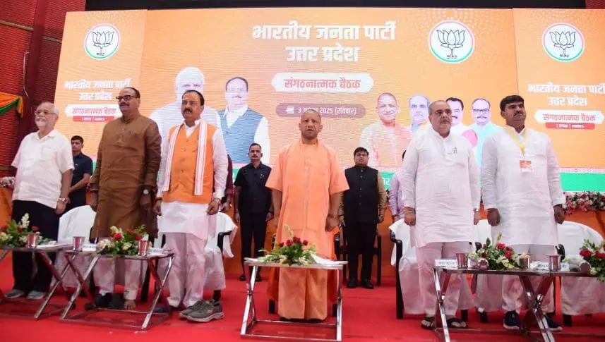 भाजपा 14 अगस्त को विभाजन विभीषिका स्मृति दिवस के रूप में मनाएगी। इस दिन मौन जुलूस, प्रदर्शनी और विभाजन पीड़ितों से भेंट जैसे कार्यक्रम जिलों में आयोजित किए जाएंगे। इन्दिरा गांधी प्रतिष्ठान, लखनऊ में हुई संगठनात्मक बैठक में अभियान की विस्तृत रूपरेखा पर चर्चा की गई। बैठक को संबोधित करते हुए भाजपा के प्रदेश महामंत्री (संगठन) धर्मपाल सिंह ने कहा: “हर घर तिरंगा अभियान प्रधानमंत्री नरेंद्र मोदी की राष्ट्र चेतना को जाग्रत करने वाली प्रेरणादायी पहल है। कार्यकर्ताओं का कर्तव्य है कि वे इसे केवल एक कार्यक्रम नहीं, बल्कि जन आंदोलन में रूपांतरित करें।” उन्होंने यह भी कहा कि संगठन की रीढ़ बूथ अध्यक्ष और पन्ना प्रमुख हैं, जिनके नेतृत्व में हर मतदाता तक पहुँचना और अभियान को सफल बनाना प्राथमिक लक्ष्य है। मुख्यमंत्री योगी आदित्यनाथ, प्रदेश अध्यक्ष भूपेंद्र सिंह चौधरी, उपमुख्यमंत्री केशव प्रसाद मौर्य, बृजेश पाठक, एवं संगठन महामंत्री धर्मपाल सिंह के साथ-साथ राष्ट्रीय स्तर के वरिष्ठ नेता ऋतुराज सिन्हा और ओम पाठक ने भी इस बैठक में भाग लिया और विचार साझा किए।