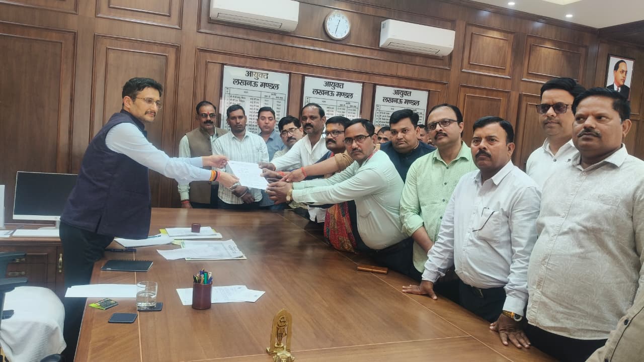 कार्यक्रम की अध्यक्षता मंडल अध्यक्ष अखिलेश सिंह ने की, जबकि संचालन का दायित्व मंडल महासचिव संजय सिंह ने निभाया। मण्डलायुक्त विजय विश्वास पंत ने पत्रकारों की समस्याओं को ध्यानपूर्वक सुना और कहा कि &ldquo;पत्रकारों से जुड़ी मांगों को तत्काल मुख्यमंत्री कार्यालय को प्रेषित किया जाएगा।&rdquo; उन्होंने यह भी कहा कि &ldquo;पत्रकार समाज के लिए निरंतर कार्य कर रहे हैं, इसलिए जब भी किसी प्रकार की समस्या हो, वे सीधे उनके कार्यालय आकर अपनी बात रख सकते हैं।&rdquo;  मांगपत्र की प्रमुख बातें: ज्ञापन में ग्रामीण पत्रकारों से संबंधित निम्न प्रमुख माँगें रखी गईं &mdash;  राज्य मान्यता प्राप्त समिति एवं विज्ञापन मान्यता समिति में ग्रामीण पत्रकार एसोसिएशन उत्तर प्रदेश के दो-दो प्रतिनिधियों को शामिल किया जाए।  ग्रामीण पत्रकारों की कार्य परिस्थितियों और समस्याओं के अध्ययन हेतु &ldquo;ग्रामीण पत्रकार आयोग&rdquo; का गठन किया जाए।  राजधानी लखनऊ में एसोसिएशन कार्यालय के लिए दारुल शफा अथवा ओ.सी.आर. परिसर में स्थान आवंटित किया जाए।  तहसील और ब्लॉक स्तर पर पत्रकार मान्यता प्रावधानों में संशोधन करते हुए दैनिक समाचार पत्रों के सभी संवाददाताओं के लिए मान्यता का मार्ग प्रशस्त किया जाए।  पत्रकारों को परिवहन एवं चिकित्सा सुविधाएँ प्रदान की जाएं, तथा गैर-मान्यता प्राप्त पत्रकारों को भी प्रधानमंत्री आयुष्मान भारत योजना के अंतर्गत चिकित्सा सुविधा का लाभ दिया जाए।  इस मौके पर प्रदेश के कई जिलों से वरिष्ठ पत्रकार मौजूद रहे, जिनमें देवेंद्र सिंह बबलू (जिला अध्यक्ष हरदोई), सुदीप कुमार मिश्रा (जिला अध्यक्ष सीतापुर), मुकेश कुमार सिंह (तहसील अध्यक्ष संडीला), अजीत कुमार सिंह (महामंत्री संडीला), आर.एल. पांडे (जिला अध्यक्ष लखनऊ), अमित पांडे (पूर्व जिला अध्यक्ष लखनऊ), अभिषेक श्रीवास्तव (पूर्व जिला अध्यक्ष लखनऊ), सुनील आनंद, सुनील तिवारी, सुमित द्विवेदी, श्याम कुमार, प्रियदर्शी गुप्ता, विवेक कुमार मिश्रा, सुधीर मिश्रा, नीरज वर्मा, मनीष मौर्य, श्रवण कुमार मिश्रा, विजय कुमार, रजनीकांत त्रिपाठी, गंगा शंकर, और दीपक बाजपेई शामिल रहे।  कार्यक्रम के अंत में मंडल अध्यक्ष अखिलेश सिंह ने सभी पत्रकारों का आभार व्यक्त करते हुए कहा कि एसोसिएशन पत्रकारों की समस्याओं के समाधान और अधिकारों की रक्षा के लिए लगातार संघर्षरत है और आगे भी रहेगा।