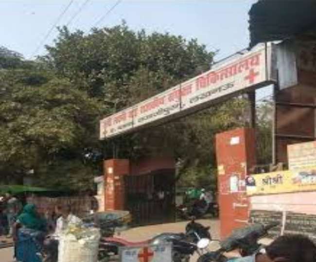 रानी लक्ष्मीबाई राजकीय संयुक्त चिकित्सालय में हो रहा महिला सफाई कर्मचारी का शोषण-प्रशासन मौन