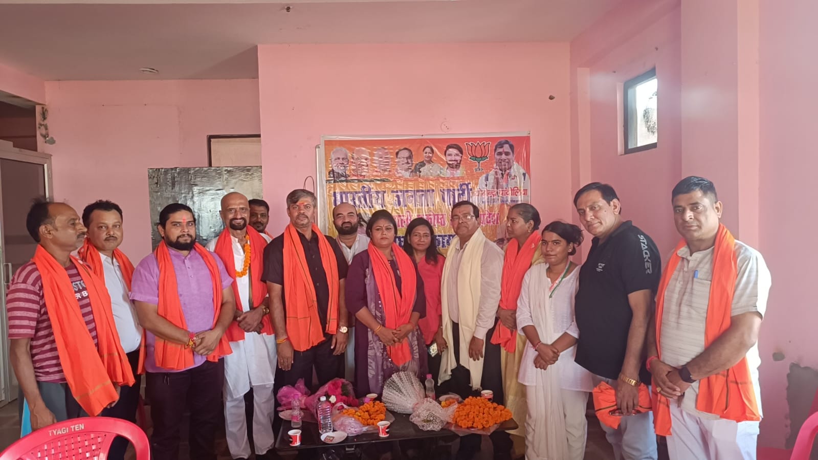 महिलाओं के नेतृत्व में भागीदारी राष्ट्रीय युवा वाहिनी नेशनल वालंटियर भाजपा की दिल्ली प्रदेश अध्यक्ष (महिला प्रकोष्ठ) बॉबी जी के नेतृत्व में, संगठन की दिल्ली इकाई के हजारों पदाधिकारी और महिला कार्यकर्ता इस महाअभियान में शामिल होंगी।  प्रदेश अध्यक्ष बॉबी जी ने कहा:  &ldquo;यह केवल यात्रा नहीं, बल्कि हिंदू राष्ट्र जागरण का महाअभियान है। दिल्ली की हर बहन और कार्यकर्ता इस यात्रा में शामिल होकर सनातन धर्म की जय-जयकार करेगी। हमारी पूरी टीम हिंदू राष्ट्र के संकल्प के साथ धीरेंद्र शास्त्री जी के साथ कदम से कदम मिलाकर चलेगी।&rdquo;  राष्ट्रीय अध्यक्ष का स्पष्ट संकल्प राष्ट्रीय अध्यक्ष श्री हिंदू देव प्रकाश शुक्ला जी ने इस अवसर पर वक्तव्य देते हुए कहा:  &ldquo;राष्ट्रीय युवा वाहिनी नेशनल वालंटियर भाजपा और राष्ट्रीय युवा वाहिनी &mdash; दोनों संगठन पूर्ण समर्पण भाव से हिंदू राष्ट्र की स्थापना के इस अभियान में साथ हैं। हमारा संकल्प स्पष्ट है &mdash; भारत को वैदिक सनातन राष्ट्र बनाना। जब तक हिंदू राष्ट्र की स्थापना नहीं होती, तब तक हमारा अभियान जारी रहेगा।&rdquo;  पदयात्रा का उद्देश्य और संगठन का संकल्प यह पदयात्रा निम्नलिखित उद्देश्यों को लेकर आयोजित की जा रही है:  धर्म और संस्कृति का प्रसार: राष्ट्र चेतना को जन-जन तक पहुँचाना।  सनातन की अखंड ज्योति: सनातन धर्म की अखंड ज्योति को हर घर तक फैलाना।  सामाजिक एकता: जाति-पंथ के भेद को मिटाकर एकजुट हिंदू समाज का निर्माण करना।  संगठन की प्राथमिकताएँ: गौ-संरक्षण, नारी सशक्तिकरण, शिक्षा और संस्कार को संगठन की मुख्य प्राथमिकता बनाना।  विशेष भागीदारी और सेवा कार्य इस कार्यक्रम में दिल्ली की प्रदेश अध्यक्ष महिला प्रकोष्ठ बॉबी जी के साथ प्रदेश के सभी जिलाध्यक्ष, महामंत्री, महिला प्रकोष्ठ की बहनें और हजारों कार्यकर्ता शामिल होंगे। पूरी यात्रा के दौरान संगठन द्वारा सेवा शिविर, भंडारा और धार्मिक अनुष्ठान भी आयोजित किए जाएँगे।  जय श्री राम &mdash; जय सनातन धर्म &mdash; जय हिंदू राष्ट्र (राष्ट्रीय युवा वाहिनी नेशनल वालंटियर भाजपा)