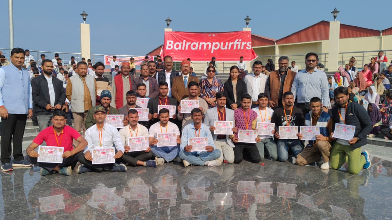 थारू जनजाति के युवाओं को मिली प्रतियोगी परीक्षा किट, आर्द्रभूमि संरक्षण का दिया गया संदेश