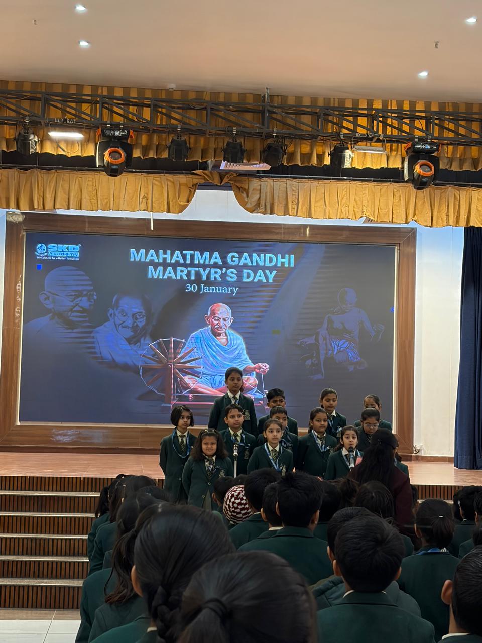 एसकेडी ग्रुप ऑफ एजुकेशन में बापू को दी गई भावभीनी श्रद्धांजलि; वाद-विवाद प्रतियोगिता के जरिए जीवंत हुए गांधीवादी विचार