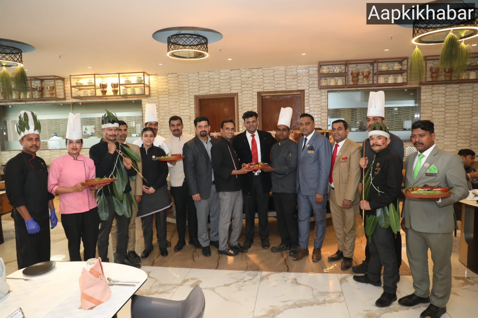 परंपरा और लक्ज़री का अनूठा संगम The Aviyaan परिवार के जनरल मैनेजर श्री आकाश सिंह राठौर ने बताया कि &lsquo;कबीला सरदार&rsquo; के माध्यम से प्राचीन जनजातीय पाक परंपराओं को आधुनिक लक्ज़री डाइनिंग अनुभव के साथ प्रस्तुत किया जा रहा है। उनका कहना है कि इस आयोजन का उद्देश्य अतिथियों को केवल भोजन नहीं, बल्कि संस्कृति, प्रकृति और समुदाय के गहरे संबंध का अनुभव कराना है। असिस्टेंट फूड एंड बेवरेज मैनेजर श्री सुनीत कुमार सिंह ने जानकारी दी कि इस उत्सव का मेन्यू पारंपरिक जनजातीय अग्नि-आधारित पाक विधियों पर केंद्रित है, जिसमें मूल स्वादों, प्राकृतिक सामग्री और आग पर पकाने की तकनीकों को विशेष महत्व दिया गया है। अग्नि-आधारित पाक विधियों की प्रभावशाली प्रस्तुति एग्जीक्यूटिव शेफ श्री गौरिश सिंह ने बताया कि &lsquo;कबीला सरदार&rsquo; के लिए विशेष रूप से तैयार किया गया मेन्यू धुएँ में पके अनाज, धीमी आंच पर तैयार पारंपरिक व्यंजन और जनजातीय ब्रेड पर आधारित है। प्राकृतिक सामग्री और मौलिक स्वादों को प्राथमिकता देते हुए व्यंजन तैयार किए जा रहे हैं, जिससे अतिथियों को एक प्रामाणिक जनजातीय पाक अनुभव प्राप्त हो सके। इस आयोजन में खुले अग्नि-पाक, स्लो कुकिंग, स्मोकिंग तकनीक और प्राकृतिक मसालों का उपयोग जनजातीय संस्कृतियों में भोजन, प्रकृति और समुदाय के संबंध को प्रभावी रूप से उजागर करता है। वैश्विक जनजातीय व्यंजनों से प्रेरित अनुभव यह वैश्विक जनजातीय अग्नि भोज अफ्रीका, हिमालयी क्षेत्रों, भारतीय वन अंचलों, दक्षिण-पूर्व एशिया और मध्य-पूर्व की प्रमुख जनजातीय पाक शैलियों से प्रेरित है। प्रत्येक क्षेत्र की विशिष्ट सामग्री और पारंपरिक विधियाँ उसकी सांस्कृतिक व भौगोलिक पहचान को सजीव रूप में प्रस्तुत करती हैं। भोज के प्रमुख आकर्षण धुएँ में पके अनाज, पहाड़ी सूप, जंगलों से प्राप्त मौसमी सब्ज़ियाँ, नदी-आधारित व्यंजन और पारंपरिक जनजातीय ब्रेड इस भोज के प्रमुख आकर्षण हैं। इन व्यंजनों को उनकी मौलिक पहचान बनाए रखते हुए एवियान लक्स सेरेनिटी की प्रीमियम आतिथ्य शैली में प्रस्तुत किया जा रहा है। विरासत के पुनर्जीवन और सतत खान-पान का संदेश आयोजकों के अनुसार, &lsquo;कबीला सरदार&rsquo; का मुख्य उद्देश्य लगभग विलुप्त हो चुकी पारंपरिक पाक विधियों को पुनर्जीवित करना और उन्हें आधुनिक लक्ज़री परिवेश में प्रस्तुत करना है। साथ ही यह आयोजन सतत एवं सजग खान-पान की अवधारणा को भी सशक्त करता है, जिसमें मौसमी सामग्री, न्यूनतम प्रसंस्करण और प्राकृतिक स्वादों पर विशेष जोर दिया गया है। एवियान लक्स सेरेनिटी के शांत एवं प्राकृतिक वातावरण में आयोजित यह उत्सव 16 जनवरी से 25 जनवरी 2026 तक अतिथियों को वैश्विक जनजातीय विरासत से जुड़ने का एक यादगार और अनूठा अनुभव प्रदान कर रहा है।