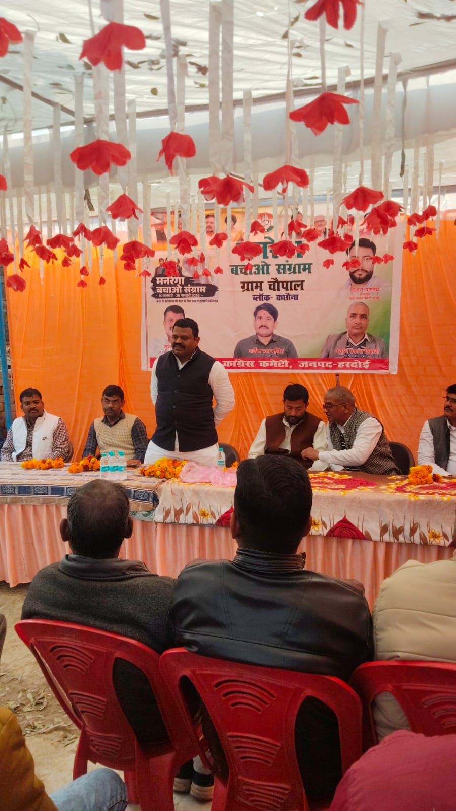 "गरीबों और गाँवों के खिलाफ है सरकार का रवैया" चौपाल को संबोधित करते हुए सुरेंद्र कुमार ने केंद्र सरकार पर सीधा हमला बोला। उन्होंने आरोप लगाया कि सरकार तानाशाही रवैया अपनाकर मनरेगा जैसे महत्वपूर्ण कानून को कमजोर करने की कोशिश कर रही है। उन्होंने कहा, "सरकार द्वारा जारी किए जा रहे नए फरमान गरीबों के पेट पर लात मारने और ग्रामीण विकास को रोकने की साजिश है। कांग्रेस पार्टी मनरेगा के अस्तित्व को बचाने के लिए गाँवों की चौपाल से लेकर देश की संसद तक संघर्ष करेगी।"  पलायन बढ़ने की दी चेतावनी कांग्रेस के जिला अध्यक्ष विक्रम पांडेय ने सरकार पर तीखा प्रहार करते हुए कहा कि मनरेगा को कमजोर करने के पीछे बड़े उद्योगपतियों का दबाव है। उन्होंने आगाह किया कि यदि इस योजना को खत्म किया गया, तो गाँवों से शहरों की ओर पलायन (Migration) तेजी से बढ़ेगा और ग्रामीण अर्थव्यवस्था पूरी तरह ध्वस्त हो जाएगी।  बदलाव के लिए जनता से अपील ब्लॉक अध्यक्ष धर्मेंद्र प्रताप सिंह ने जनता से जागरूक होने का आह्वान किया। उन्होंने कहा कि जब तक सत्ता परिवर्तन नहीं होगा, तब तक आम जनमानस के खिलाफ इसी तरह के कानून बनते रहेंगे। कार्यक्रम के संयोजक अब्दुल इरफान ने जोर दिया कि देश की स्थिति तभी सुधरेगी जब गरीब और मजदूर विरोधी नीतियों का अंत होगा।  प्रमुख उपस्थित लोग: कार्यक्रम में जिला महासचिव श्याम प्रकाश त्रिपाठी, प्रेम प्रकाश वर्मा, राजेंद्र वर्मा, बख्तियार अहमद, देवेंद्र कुमार, अजय कुमार गौतम, बाबू सिंह, और योगेंद्र कुमार सहित भारी संख्या में कांग्रेस कार्यकर्ता और स्थानीय ग्रामीण उपस्थित रहे।