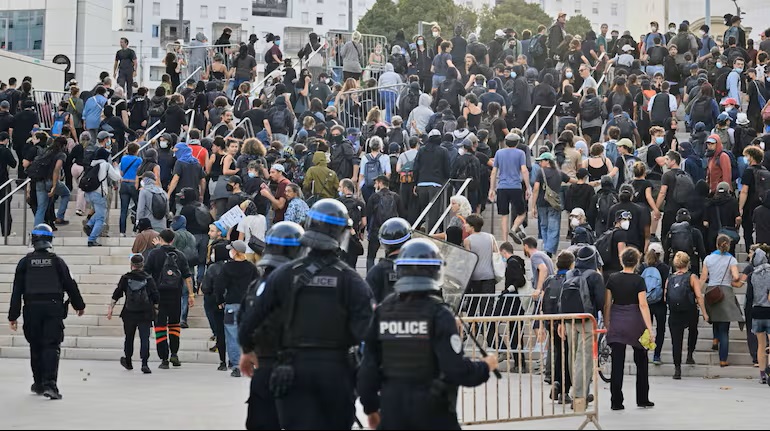 नेपाल और फ्रांस से सबक: सत्ता को जनता से जुड़ना होगा