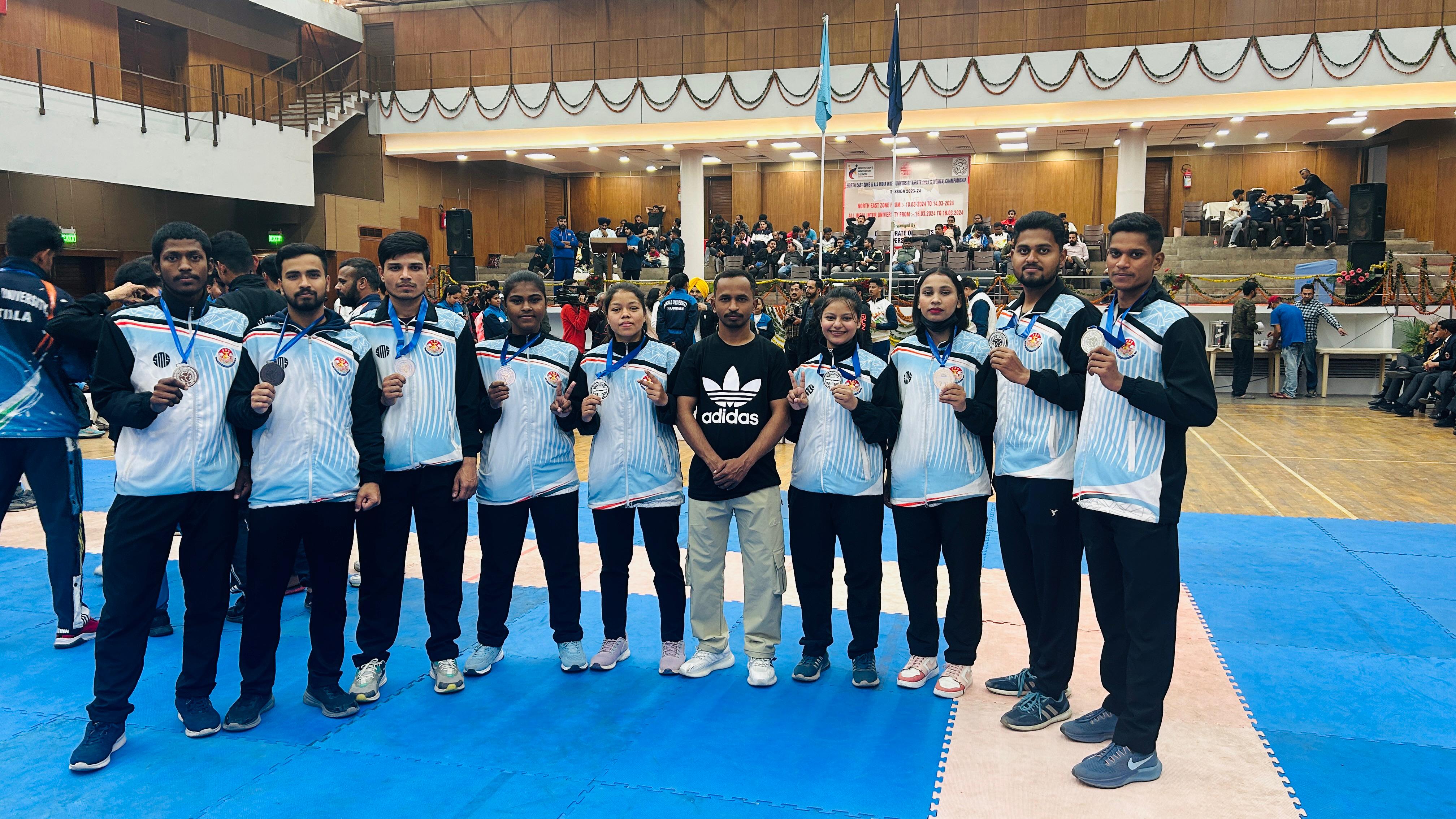 लखनऊ विश्वविद्यालय के &nbsp;कुलपति प्रो आलोक कुमार राय ने कराटे टीम को उपलब्धि हासिल करने पर सभी खिलाड़ियों को बधाई दी है