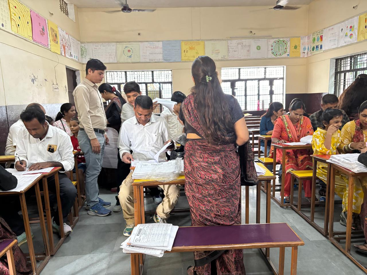 पायनियर पब्लिक स्कूल में अभिभावक-शिक्षक बैठक, उत्तर-पुस्तिकाओं के अवलोकन से अभिभावकों ने जाना बच्चों का शैक्षणिक प्रदर्शन