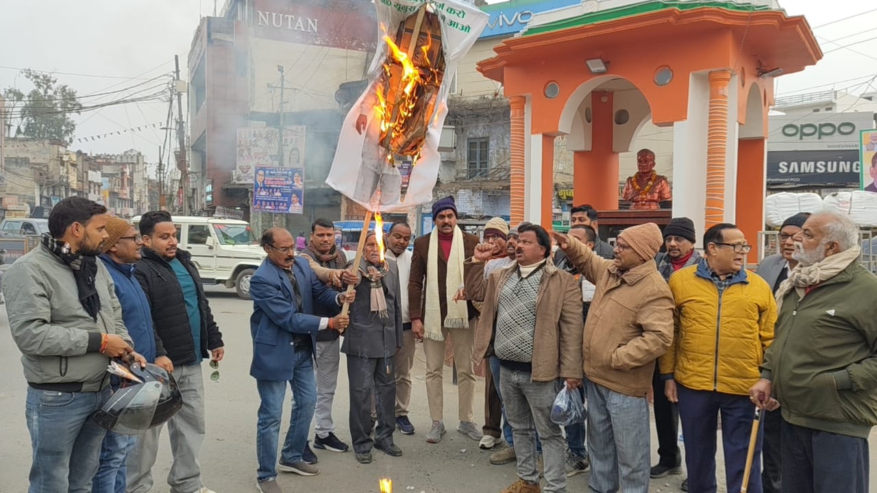 वीर विनय चौराहे पर पुतला दहन कर जताया आक्रोश