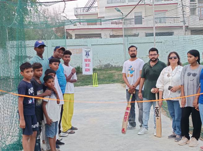 वंचित वर्ग के बच्चों के क्रिकेट के सपने होंगे साकार अन्नपूर्णा क्रिकेट अकादमी का मुख्य लक्ष्य लड़कों और लड़कियों, विशेष रूप से समाज के वंचित और आर्थिक रूप से कमजोर वर्ग के बच्चों के भीतर छिपी क्रिकेट की प्रतिभा को बढ़ावा देना है। अकादमी इन बच्चों को न केवल बुनियादी सुविधाएं और सही मार्गदर्शन (कोचिंग) प्रदान करेगी, बल्कि खेल की दुनिया में उनके सपनों को पूरा करने में एक मजबूत मददगार की भूमिका भी निभाएगी। मोबाइल-टीवी की 'अंधेरी दुनिया' छोड़ मैदान की ओर बढ़ें बच्चे अकादमी का मुख्य संदेश: आज के डिजिटल युग में बच्चे मोबाइल, कंप्यूटर और टीवी स्क्रीन की 'अंधेरी दुनिया' में सिमटते जा रहे हैं। अकादमी का उद्देश्य बच्चों को इस आभासी दुनिया से बाहर निकालकर खेल के मैदान से जोड़ना है, ताकि वे अपने शारीरिक और मानसिक स्वास्थ्य (Physical and Mental Fitness) को बेहतर बनाने पर ध्यान केंद्रित कर सकें। माता-पिता से भी की गई खास अपील उद्घाटन के अवसर पर इस बात पर विशेष जोर दिया गया कि बच्चों के सर्वांगीण विकास में खेलों की भूमिका बेहद महत्वपूर्ण है। इसलिए माता-पिता को भी आगे आना चाहिए और अपने बच्चों को गैजेट्स से दूर कर किसी न किसी खेल गतिविधि से जोड़ने के लिए सक्रिय पहल करनी चाहिए।