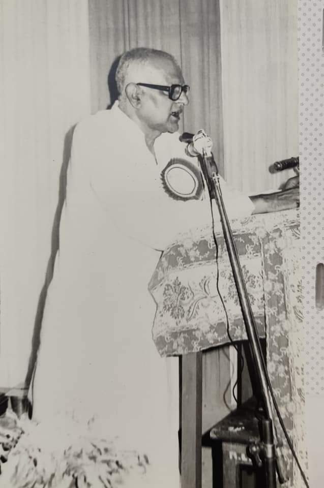 यह सम्मान उन्हें उनकी प्रमुख कृतियों&mdash;नाटक &lsquo;जल नाद&rsquo;, संस्मरण &lsquo;काशी काबा दोनों पूरब में हैं जहां से&rsquo;, जीवनी-ग्रंथ &lsquo;भगत सिंह&rsquo; और &lsquo;ऊधम सिंह&rsquo;, शोधकृति &lsquo;मध्यप्रदेश की पुरातात्विक धरोहर&rsquo; तथा &lsquo;व्यंग्य: कल आज और कल&rsquo; के लिए प्रदान किया जा रहा है।  डॉ. विष्णु किशोर झा &lsquo;बेचन&rsquo;: हिंदी साहित्य के सारस्वत व्यक्तित्व  कुमार कृष्णन (विभूति फीचर्स): हिंदी साहित्य जगत के बहुआयामी व्यक्तित्व डाॅ. विष्णु किशोर झा &lsquo;बेचन&rsquo; बिहार के साहित्यिक, सांस्कृतिक और शैक्षिक जीवन के उज्ज्वल सितारे रहे। वे एक समर्थ समीक्षक, साहित्यकार, प्रखर चिंतक, शिक्षक और साहित्यिक आंदोलनकारी के रूप में चार दशकों तक सक्रिय रहे।  उनका साहित्यिक अवदान कविता, कहानी, आलोचना, संस्मरण और नाटक जैसी सभी विधाओं में रहा। उनकी चर्चित पुस्तकों में &lsquo;अध्ययन के विचार&rsquo;, &lsquo;आधुनिक हिन्दी कथा साहित्य और चरित्र विकास&rsquo;, &lsquo;समकालीन साहित्य और समीक्षा&rsquo;, &lsquo;प्रेमचंद&rsquo; (आलोचना), &lsquo;मेरी प्रिय कहानियां&rsquo;, &lsquo;जेल के अंतराल से&rsquo; और &lsquo;बसेरा&rsquo; (नाटक) प्रमुख हैं। उनकी रचनाएँ हिंदी साहित्य को आधुनिक दृष्टिकोण और नए प्रतिमान देने वाली मानी जाती हैं।  1955 में एम.ए. और 1963 में पीएच.डी. उपाधि प्राप्त कर वे भागलपुर विश्वविद्यालय के प्रथम डॉक्टर ऑफ फिलॉसफी बने। अपने शैक्षिक जीवन में उन्होंने भगवान पुस्तकालय के पुस्तकाध्यक्ष से लेकर प्राध्यापक, विभागाध्यक्ष, प्राचार्य और विश्वविद्यालय के प्रतिकुलपति तक का सफर तय किया।  साहित्यिक आयोजनों और पुस्तकालय आंदोलन को नई दिशा देने में उनका योगदान अमूल्य रहा। भगवान पुस्तकालय को उन्होंने राष्ट्रीय स्तर पर ख्याति दिलाई और बिहार राज्य पुस्तकालय संघ की स्थापना कर आजीवन अध्यक्ष रहे।  उनकी चर्चित कहानी &lsquo;भात&rsquo; (1957) आज भी हिंदी की पांक्तेय कहानियों में शुमार की जाती है। वहीं, &lsquo;भागलपुर भागता हुआ शहर&rsquo; जैसी रचना ने हिंदी कहानी को नई शैली प्रदान की। नाटक &lsquo;बसेरा&rsquo; का बार-बार रेडियो प्रसारण उनकी लोकप्रियता और साहित्यिक गहराई का प्रमाण है।  4 सितम्बर 1933 को जन्मे डॉ. बेचन 30 अगस्त 2004 को इस दुनिया से विदा हो गए। वे जीवनपर्यंत साहित्य और समाज के लिए समर्पित रहे और अपनी मौलिकता, आलोचनात्मक दृष्टि तथा मानवीय संवेदनाओं के कारण हिंदी जगत में अमर रहेंगे।