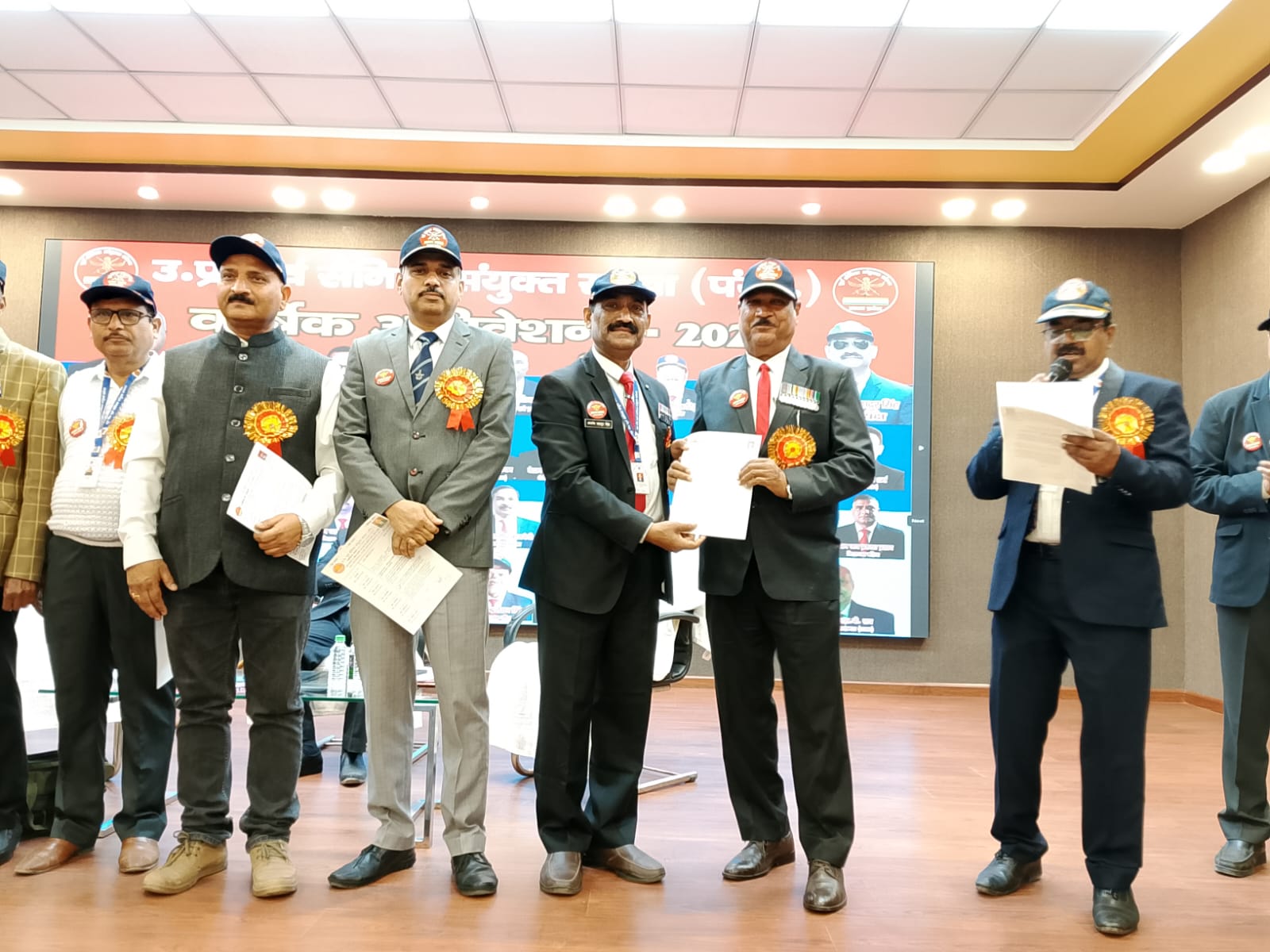 संस्था के प्रदेश महासचिव वेटरन कृष्ण प्रकाश चौहान ने बताया कि अधिवेशन का उद्देश्य केवल विचार-विमर्श तक सीमित नहीं था, बल्कि पूर्व सैनिकों एवं उनके परिवारों से जुड़े मुद्दों&mdash;पेंशन विसंगतियां, कल्याणकारी योजनाओं का प्रभावी क्रियान्वयन, पुनर्वास, चिकित्सा सुविधाएं तथा सामाजिक सुरक्षा&mdash;के ठोस समाधान हेतु संगठित रणनीति तैयार करना रहा।  कार्यक्रम का नेतृत्व प्रदेश अध्यक्ष वेटरन अजमेर बहादुर सिंह ने किया। मुख्य अतिथि के रूप में पवन कुमार सिंह चौहान (प्रबंध निदेशक, एस.आर. ग्रुप ऑफ इंस्टीट्यूशंस एवं विधानसभा सदस्य) उपस्थित रहे। अपने संबोधन में उन्होंने कहा कि पूर्व सैनिक राष्ट्र की असली ताकत हैं। उनका अनुशासन, त्याग और समर्पण समाज के लिए प्रेरणा है। उनके अधिकारों और सम्मान की रक्षा करना शासन और समाज दोनों की प्राथमिक जिम्मेदारी है।  अधिवेशन में प्रदेशभर से आए प्रतिनिधियों का अंगवस्त्र एवं पुष्पहार से स्वागत किया गया। संस्था के संरक्षक वेटरन आर. के. पांडे द्वारा सेवा, निष्ठा और अनुशासन के क्षेत्र में उत्कृष्ट कार्य करने वाले 6 सदस्यों को स्मृति चिन्ह एवं तिरंगा पट्टी प्रदान कर सम्मानित किया गया। इसके अतिरिक्त प्रदेश अध्यक्ष द्वारा 15 समर्पित पदाधिकारियों को प्रशस्ति पत्र देकर उनके योगदान की सराहना की गई।  कार्यक्रम में प्रदेश उपाध्यक्ष वेटरन अरुण कुमार द्विवेदी, वेटरन ओ. पी. त्रिवेदी, प्रदेश प्रवक्ता श्रीराम शिवहरे, प्रदेश कोषाध्यक्ष सुरेश वर्मा, संयोजक वेटरन अजय सिंह, वेटरन आर. पी. कटियार तथा क्षेत्रीय अध्यक्ष भगत सिंह रावत सहित अनेक वरिष्ठ पदाधिकारी उपस्थित रहे।  संगठन से जुड़ने का आह्वान  अधिवेशन के समापन पर संस्था ने प्रदेश के सभी पूर्व सैनिकों से संगठन से जुड़ने का आह्वान किया। वक्ताओं ने कहा कि एक सशक्त एवं संगठित मंच ही पूर्व सैनिकों की समस्याओं को प्रभावी ढंग से शासन-प्रशासन तक पहुंचाकर समाधान सुनिश्चित कर सकता है।  &ldquo;संगठन ही शक्ति है &mdash; एकजुट पूर्व सैनिक, सशक्त समाज और सम्मानित राष्ट्र।&rdquo;  संस्था का संकल्प है कि प्रत्येक पूर्व सैनिक और उनके परिवार को अधिकार, सम्मान और सुरक्षा सुनिश्चित हो। प्रदेश के सभी पूर्व सैनिकों से सदस्यता ग्रहण कर इस जनकल्याणकारी अभियान का हिस्सा बनने का आग्रह किया गया।