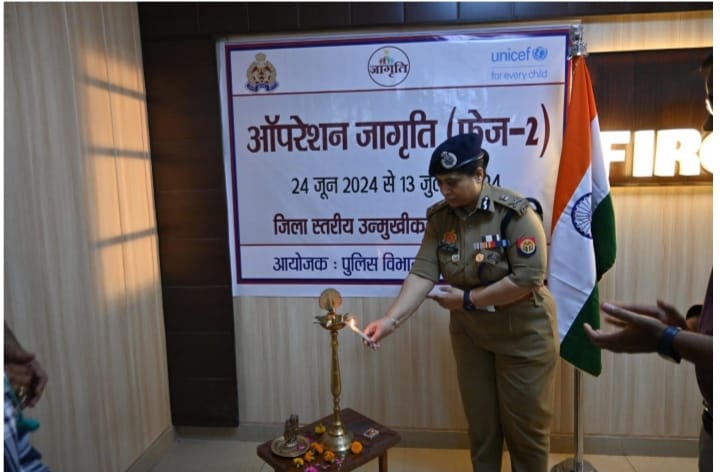 The Director General of Police, Uttar Pradesh, received the "Impact Assessment Report" booklet, prepared by the Director of IIM Indore, regarding "Operation Jagriti." 