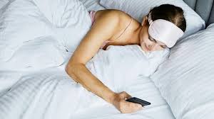 रात में फोन स्क्रॉल करने की आदत आपकी नींद और सेहत को कर रही है कमजोर