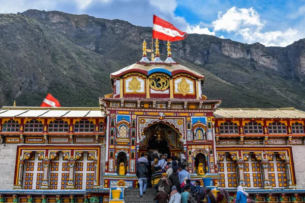 बदलता बद्रीनाथ: आस्था का पावन धाम या आधुनिक पर्यटन केंद्र?