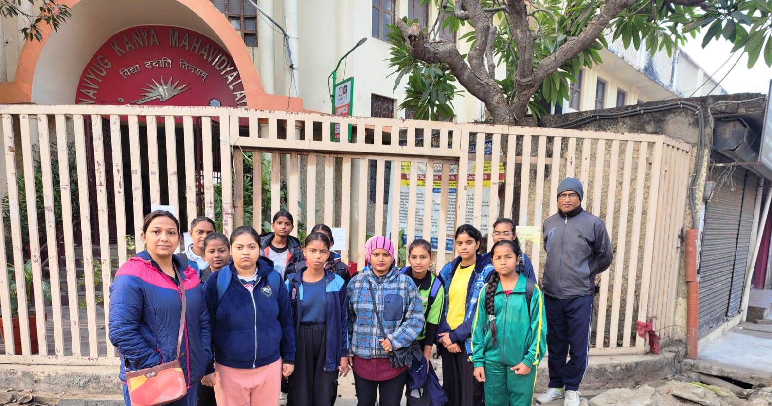 इस संबंध में महाविद्यालय की प्राचार्य डॉ. मंजुला उपाध्याय से संपर्क नहीं हो सका, किंतु जानकार सूत्रों के अनुसार हाउस टैक्स प्रकरण को लेकर दो दिन पूर्व नगर निगम की एक महिला अधिकारी नमिता अपनी टीम के साथ कॉलेज पहुँची थीं। बताया जा रहा है कि उन्होंने लगभग 50 लाख रुपये हाउस टैक्स बकाया न जमा होने पर नाराज़गी व्यक्त की थी और सोमवार को पूरे प्रकरण की फाइल निकलवाने की बात कही थी। इसके बाद ही सोमवार सुबह आनन-फानन में कॉलेज को सील कर दिया गया।  कानूनी स्थिति पर सवाल  विशेषज्ञों का कहना है कि नगर निगम अधिनियम की धारा 177(ग) के अंतर्गत निजी, सरकारी एवं सहायता प्राप्त शैक्षणिक संस्थानों को हाउस टैक्स से छूट प्राप्त है। इन संस्थानों से केवल फायर टैक्स और वॉटर टैक्स लिया जाता है। यह व्यवस्था वर्षों से लागू रही है।  यदि इस नियम में कोई संशोधन या बदलाव किया गया है, तो उसकी स्पष्ट और पूर्व सूचना संबंधित संस्थानों को दिया जाना आवश्यक है, जो इस मामले में नहीं दी गई।  अन्य शैक्षणिक संस्थानों में भी चिंता  राजधानी लखनऊ में सैकड़ों ऐसे शैक्षणिक संस्थान हैं, जिन्हें नगर निगम द्वारा हाउस टैक्स बकाया संबंधी नोटिस तो भेजे गए हैं, लेकिन ऐसा कोई आदेश या अधिसूचना अब तक जारी नहीं की गई है, जिससे यह स्पष्ट हो सके कि धारा 177(ग) के तहत मिलने वाली छूट समाप्त कर दी गई है।  प्रधानाचार्यों में आक्रोश  नवयुग कन्या महाविद्यालय को बिना सूचना सील किए जाने की घटना को लेकर अनेक स्कूलों और कॉलेजों के प्रधानाचार्यों ने कड़ा विरोध दर्ज कराया है। उनका कहना है कि चलते हुए शैक्षणिक संस्थान को अचानक सील करना न केवल गैर-जिम्मेदाराना है, बल्कि दुर्भावनापूर्ण कार्रवाई भी प्रतीत होती है।  शैक्षणिक समुदाय ने नगर आयुक्त और महापौर से पूरे प्रकरण का संज्ञान लेकर स्पष्ट दिशा-निर्देश जारी करने की मांग की है, ताकि भविष्य में इस प्रकार की स्थिति उत्पन्न न हो।