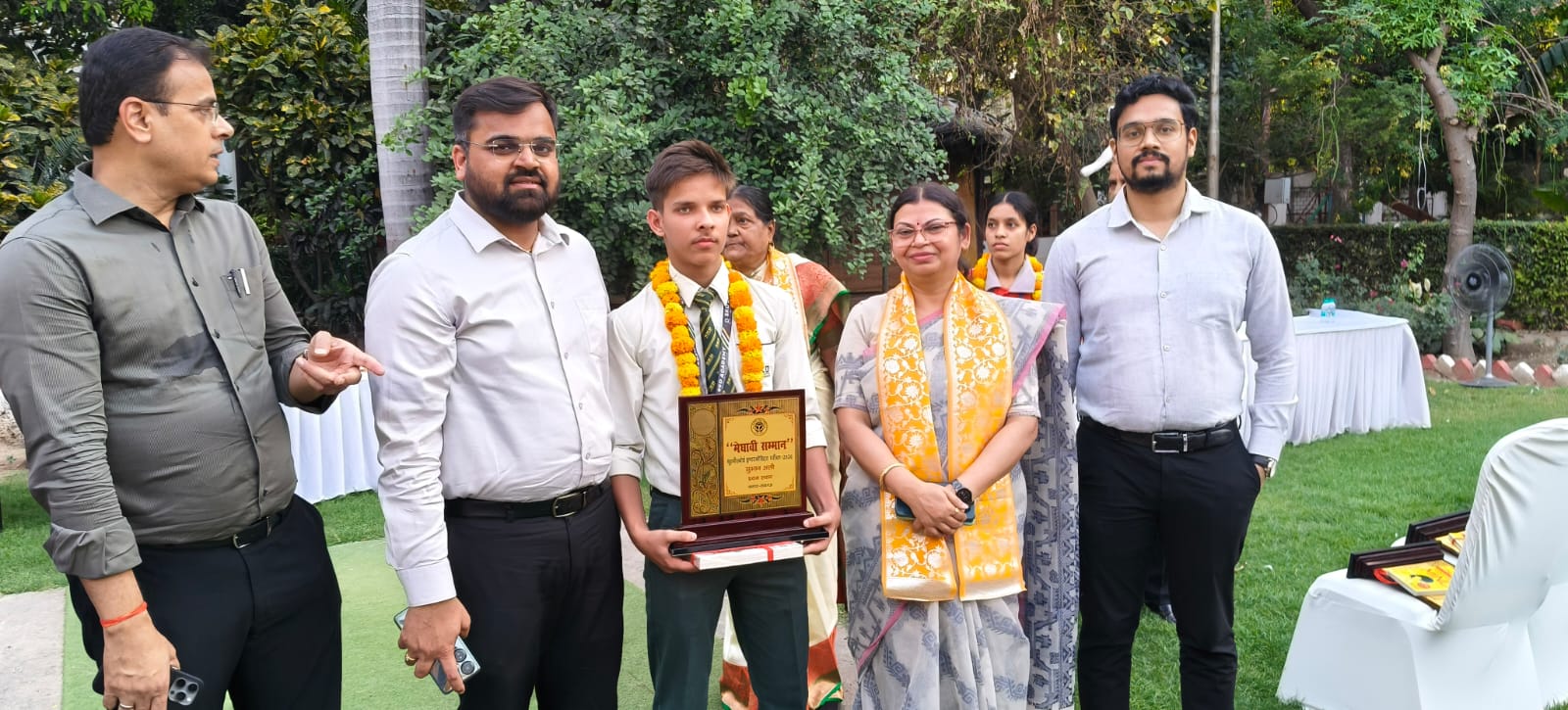 जिलाधिकारी ने दी शाबाशी सुभान अली की इस असाधारण उपलब्धि पर लखनऊ के जिलाधिकारी विशाख जी. अय्यर ने विशेष उत्साह दिखाया। उन्होंने 25 अप्रैल 2026 को मेधावी छात्र को अपने आवास पर आमंत्रित किया और उसे सम्मानित किया। जिलाधिकारी ने सुभान अली के उज्ज्वल भविष्य की कामना करते हुए उसे निरंतर परिश्रम के लिए प्रेरित किया।  परिश्रम और लगन की जीत सुभान अली की सफलता ने न केवल उनके परिवार, बल्कि पूरे विद्यालय प्रशासन को गौरवान्वित किया है। विद्यालय के शिक्षकों के अनुसार, सुभान शुरू से ही एक अनुशासित और मेधावी छात्र रहे हैं। उनकी इस उपलब्धि को उनके अथक परिश्रम और दृढ़ संकल्प का परिणाम माना जा रहा है।  "शिक्षकों और समर्पण की जीत" - मनीष सिंह एस.के.डी. ग्रुप ऑफ एजुकेशन के निदेशक श्री मनीष सिंह ने सुभान की सफलता पर हर्ष व्यक्त करते हुए कहा:  "कक्षा 12वीं की परीक्षा में सुभान अली का लखनऊ में प्रथम स्थान प्राप्त करना उनके व्यक्तिगत समर्पण और हमारे शिक्षकों के सतत प्रयासों का मधुर फल है। हमें गर्व है कि हमारे विद्यालय का छात्र जनपद की मेरिट सूची में शीर्ष पर है। हम उनके सफल करियर की कामना करते हैं।"  विद्यालय में उत्सव का माहौल एस.के.डी. एकेडमी, ई-ब्लॉक, राजाजीपुरम में परिणाम आने के बाद से ही खुशी का माहौल है। विद्यालय के प्रधानाचार्य और समस्त शिक्षकगण ने सुभान और उनके अभिभावकों को बधाई दी है। इस सफलता ने विद्यालय के अन्य छात्रों के लिए भी प्रेरणा का एक नया मानक स्थापित किया है।