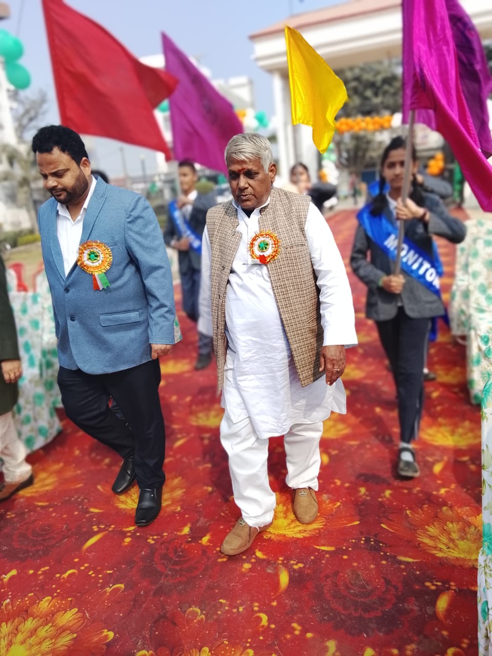 कार्यक्रम के मुख्य अतिथि ग्रामीण पत्रकार एसोसिएशन के पूर्व अध्यक्ष श्री सौरभ कुमार ने ध्वजारोहण किया। इस अवसर पर उन्होंने अपने संबोधन में कहा कि *देश की एकता और अखंडता को बनाए रखने के लिए हम सभी को मिल-जुलकर रहना होगा। देश बड़ी कुर्बानियों और लंबे संघर्ष के बाद आज़ाद हुआ है, इसलिए इसकी सुरक्षा हर