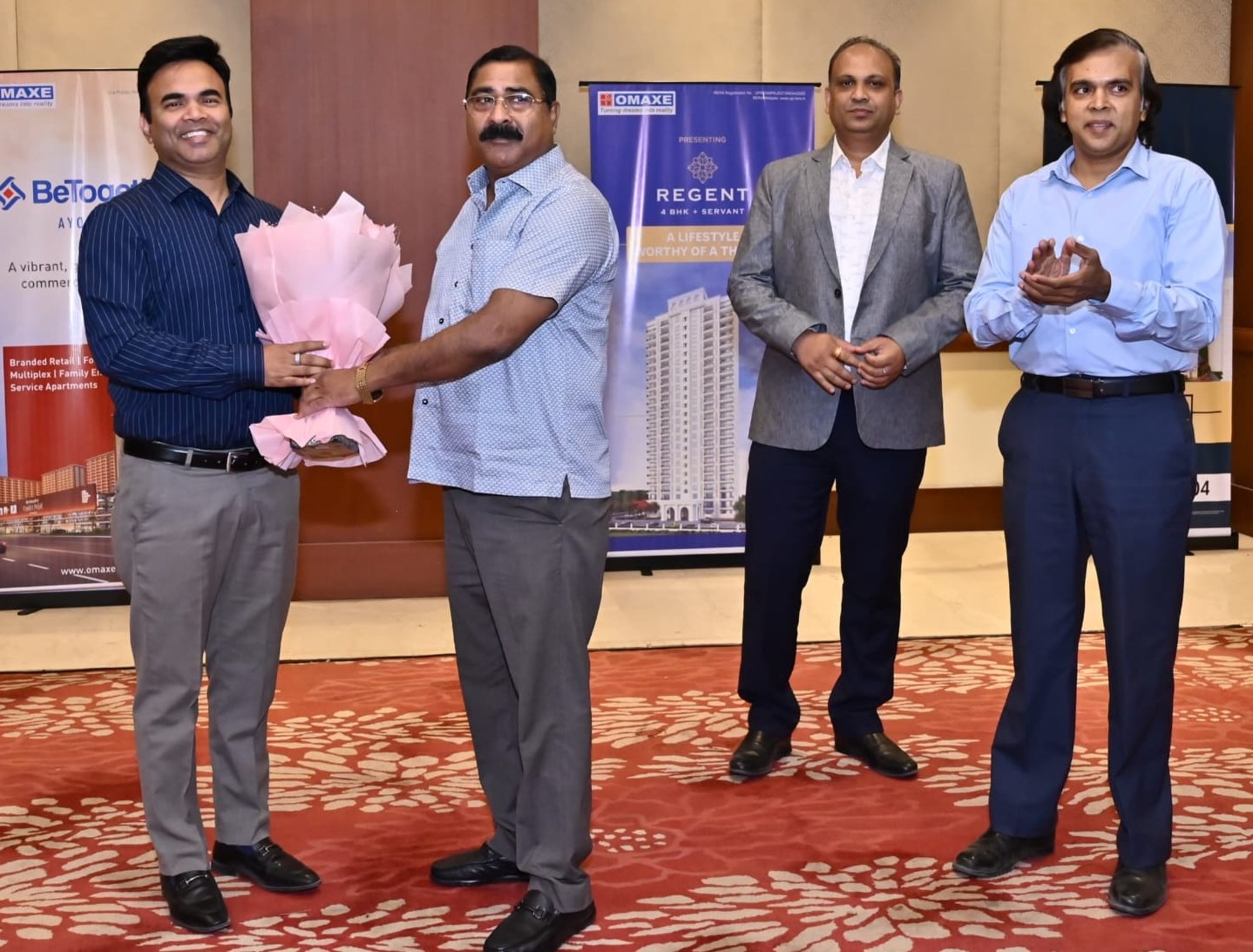 नए नेतृत्व का गर्मजोशी से स्वागत इस कार्यक्रम की एक मुख्य विशेषता पूर्वी उत्तर प्रदेश के लिए नियुक्त किए गए नए सीआरएम प्रमुख श्री अभिनव सिंह का परिचय रहा। चैनल पार्टनर्स ने उनका उत्साहपूर्वक स्वागत किया। इस अवसर पर सभी सहयोगियों की ओर से श्री राज कुमार यादव ने श्री अभिनव सिंह को स्मृति चिन्ह भेंट कर सम्मानित किया और उनके सफल कार्यकाल की कामना की।  चैनल पार्टनर्स: विकास यात्रा के मजबूत स्तंभ ओमेक्स लिमिटेड के बिजनेस हेड श्री अंजनी कुमार पाण्डेय ने इस मौके पर सभी सहयोगियों का आभार व्यक्त किया। उन्होंने कहा:  &ldquo;हमारे चैनल पार्टनर्स केवल बिजनेस सहयोगी नहीं हैं, बल्कि वे हमारी विकास यात्रा के सबसे मजबूत स्तंभ हैं। पहली तिमाही में हमें जो शानदार सहयोग और ग्राहकों का विश्वास मिला है, उसका श्रेय इन्हीं सहयोगियों को जाता है।&rdquo;  उन्होंने आगे कहा कि कंपनी आने वाले समय में पूरी पारदर्शिता और अटूट साझेदारी के साथ रियल एस्टेट मार्केट में नए कीर्तिमान स्थापित करने के लिए पूरी तरह प्रतिबद्ध है।  नेटवर्किंग और भविष्य का रोडमैप मीट के दौरान न केवल पुरानी सफलताओं को याद किया गया, बल्कि आगामी परियोजनाओं और बेहतर ग्राहक सेवा के रोडमैप पर भी मंथन हुआ। ओमेक्स ने स्पष्ट किया कि लखनऊ और पूर्वी उत्तर प्रदेश में कंपनी अपने विस्तार की गति को और तेज करेगी।