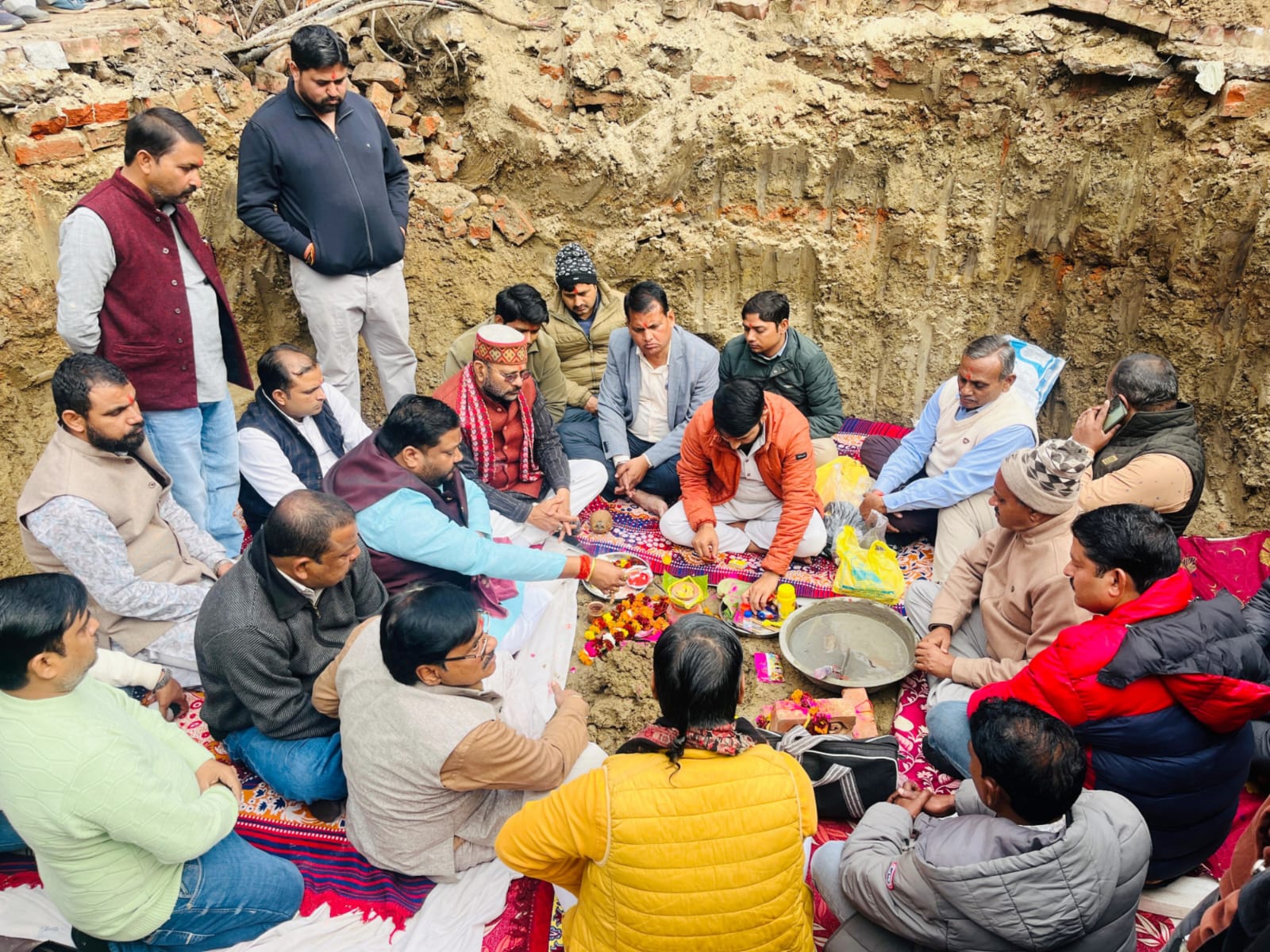 भूमि पूजन के साथ नगर के ऐतिहासिक चौक के सौंदर्यीकरण एवं भव्य घंटाघर निर्माण का शुभारंभ