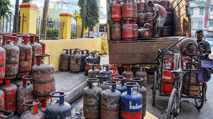 एलपीजी सिलेंडर की कीमतों में भारी कटौती: कमर्शियल गैस 183.50 रुपये हुई सस्ती, जानें घरेलू ग्राहकों को क्या मिला
