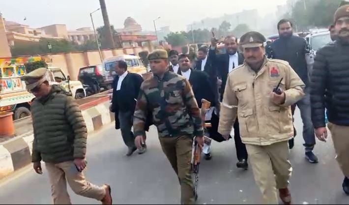 लखनऊ: अधिवक्ता अनिल मिश्रा की गिरफ्तारी के विरोध में वकीलों का 'कैंडल मार्च', तत्काल रिहाई की मांग