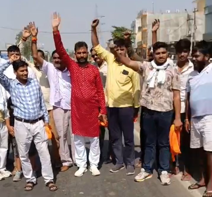 मोहान रोड पर बिजली कटौती के खिलाफ व्यापारियों का फूटा गुस्सा, आंदोलन की दी चेतावनी; बड़े मंगल पर भंडारे भी लगे