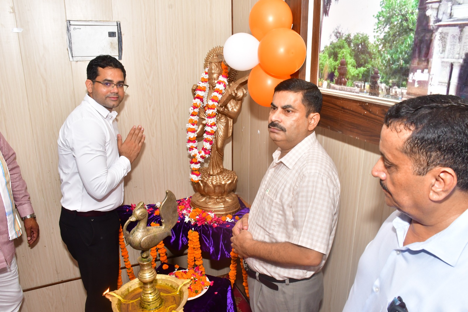 मुख्यमंत्री शिक्षक कैशलेस चिकित्सा योजना के तहत बलरामपुर में शिक्षकों को मिले कैशलेस हेल्थ कार्ड