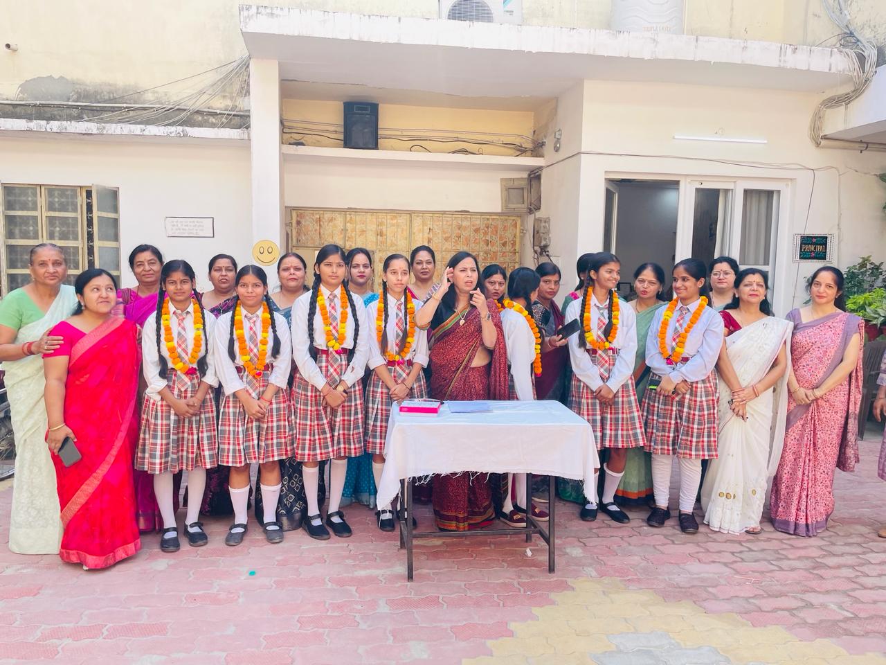 The meritorious students of Arya Kanya Pathshala Inter College Badshah Nagar Lucknow were honored.