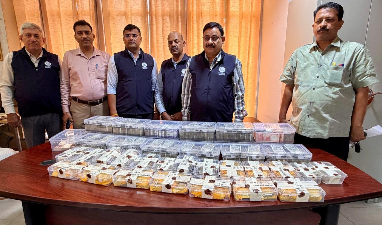 चंद्रलोक कॉलोनी में मिला कुबेर का खजाना विजिलेंस की टीम ने लखनऊ के अलीगंज स्थित चन्द्रलोक कॉलोनी में पूर्व एआरटीओ ललित कुमार के आलीशान मकान पर छापेमारी की। शुरुआती जांच में सामने आया है कि ललित कुमार ने अपने सेवाकाल के दौरान पद का दुरुपयोग करते हुए जमकर अवैध संपत्ति बनाई थी। विजिलेंस की टीम को तलाशी के दौरान घर के कोने-कोने और गुप्त जगहों से रुपयों के पैकेट मिले।  सवा करोड़ से ज्यादा कैश: घर से कुल 1 करोड़ 62 लाख रुपये नगद (Cash) बरामद किए गए हैं, जिनकी गिनती के लिए मशीनों की मदद लेनी पड़ी।  22 किलो कीमती धातुएं: नोटों के अलावा घर से भारी मात्रा में सोना और चांदी बरामद हुआ है, जिसका कुल वजन 22 किलोग्राम है। इसमें 13 किलो सोने की ईंटें और बिस्कुट तथा 9 किलो चांदी की ईंटें और सिल्लियां (बार) शामिल हैं।  कुल बरामदगी: जब्त किए गए सोने, चांदी और कैश की कुल कीमत बाजार भाव के अनुसार 20 करोड़ रुपये से अधिक आंकी जा रही है।  आलीशान मकान, प्लॉट और खेती की जमीन के दस्तावेज भी मिले साहब सिर्फ कैश और सोने तक ही सीमित नहीं थे, बल्कि उन्होंने रियल एस्टेट में भी भारी निवेश कर रखा था। छापेमारी के दौरान विजिलेंस को करोड़ों रुपये की बेनामी संपत्तियों के दस्तावेज मिले हैं:  अलीगंज की चंद्रलोक कॉलोनी में एक बेहद आलीशान और कीमती मकान।  अलीगंज जैसे महंगे इलाके में ही दो बड़े कमर्शियल/रेसिडेंशियल प्लॉट।  लखनऊ के मोहनलालगंज और बालकगंज इलाके में एक-एक बड़ा प्लॉट।  मोहनलालगंज क्षेत्र में कई बीघा कीमती खेती योग्य जमीन।  अब चलेगा कानून का डंडा विजिलेंस विभाग के अधिकारियों के मुताबिक, ललित कुमार के खिलाफ आय से अधिक संपत्ति अर्जित करने का पुख्ता मुकदमा दर्ज कर लिया गया है। बरामद किए गए सभी दस्तावेजों, जमीनों के कागजात, बैंक खातों और लॉकरों की गहनता से जांच की जा रही है। माना जा रहा है कि इस मामले में अभी कई और बड़े खुलासे हो सकते हैं और आरोपी पूर्व अधिकारी पर जल्द ही कानूनी शिकंजा पूरी तरह कस दिया जाएगा।