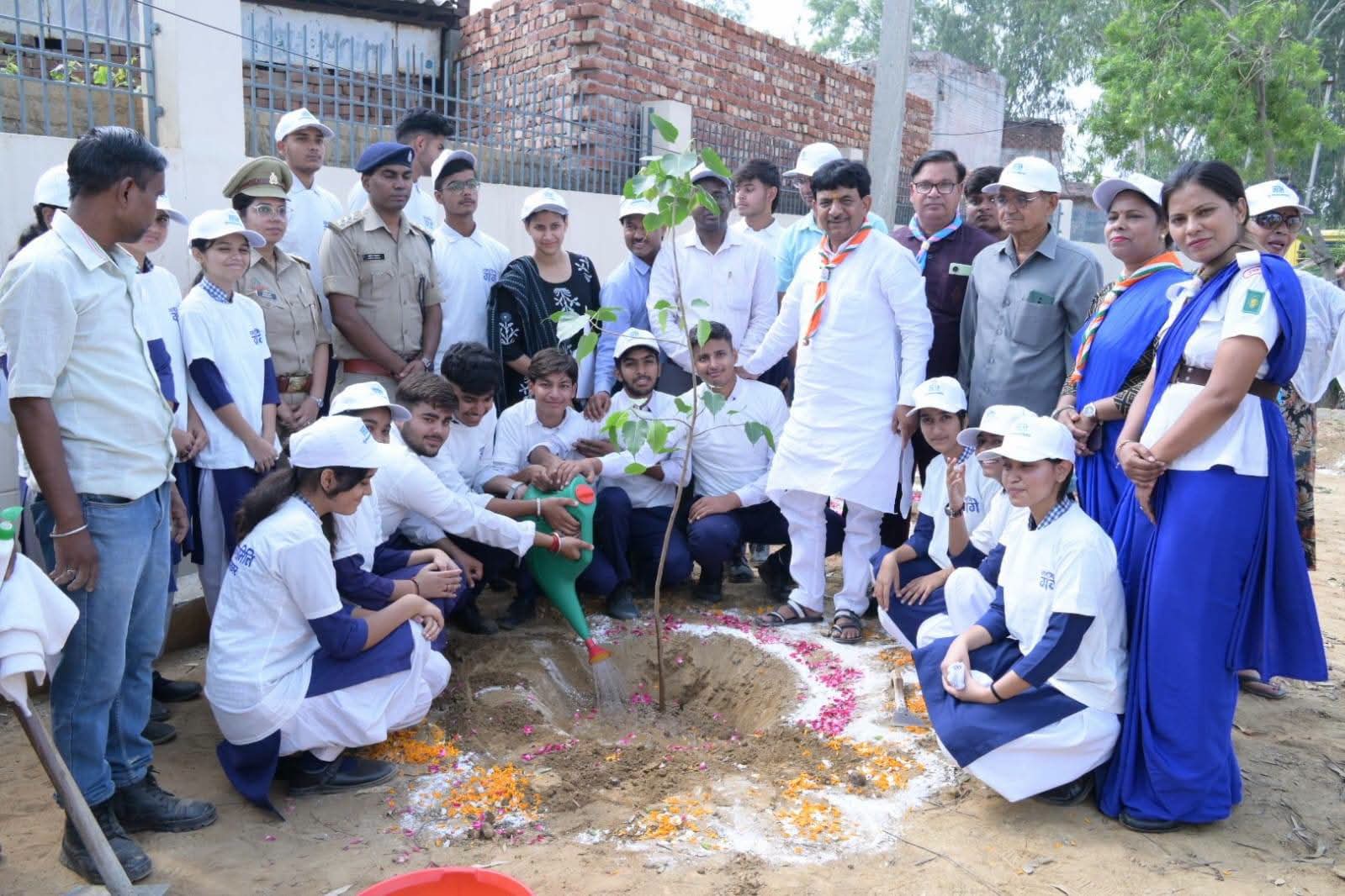 यूपी कौशल विकास मिशन का संकल्प: 'Green Office - Clean Office' के तहत संवरेगा कल; मिशन निदेशक पुलकित खरे ने किया पौधारोपण