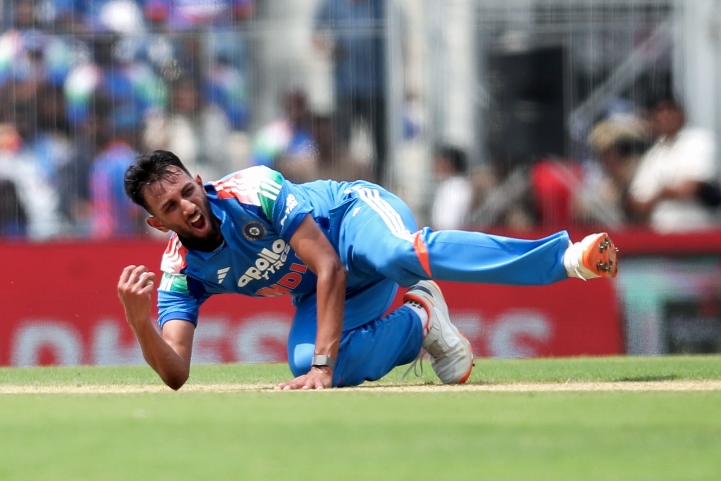 चेपॉक स्टेडियम के इतिहास में सर्वश्रेष्ठ वनडे बॉलिंग फिगर प्रसिद्ध कृष्णा अब चेन्नई के चेपॉक स्टेडियम में किसी भी वनडे इंटरनेशनल मैच में सर्वश्रेष्ठ गेंदबाजी विश्लेषण (Best Bowling Figures) दर्ज करने वाले दुनिया के नंबर-1 गेंदबाज बन गए हैं। उन्होंने वेस्टइंडीज के पूर्व तेज गेंदबाज रवि रामपॉल का 15 साल पुराना रिकॉर्ड तोड़ दिया है, जिन्होंने साल 2011 में भारत के खिलाफ 51 रन देकर 5 विकेट लिए थे।  चेपॉक स्टेडियम में सर्वश्रेष्ठ वनडे गेंदबाजी:  प्रसिद्ध कृष्णा (भारत): 23 रन देकर 5 विकेट (बनाम अफगानिस्तान, 2026)  रवि रामपॉल (वेस्टइंडीज): 51 रन देकर 5 विकेट (बनाम भारत, 2011)  आकिब जावेद (पाकिस्तान): 61 रन देकर 5 विकेट (बनाम भारत, 1997)  चेन्नई में 5 विकेट लेने वाले पहले भारतीय गेंदबाज चेपॉक के इस मैदान पर भारतीय गेंदबाजों का इतिहास शानदार रहा है, लेकिन आज तक कोई भी भारतीय यहां वनडे में 5 विकेट का आंकड़ा नहीं छू सका था। प्रसिद्ध कृष्णा ऐसा करने वाले पहले भारतीय गेंदबाज बन गए हैं।  प्रसिद्ध से पहले इस मैदान पर बतौर भारतीय सर्वश्रेष्ठ गेंदबाजी का रिकॉर्ड पूर्व तेज गेंदबाज अजीत अगरकर के नाम था, जिन्होंने 24 साल पहले यानी साल 2002 में इंग्लैंड के खिलाफ 34 रन देकर 4 विकेट चटकाए थे।  विपक्षी टीम के 'टॉप-5' बल्लेबाजों को समेटने वाले तीसरे भारतीय इस जादुई स्पेल के दौरान प्रसिद्ध कृष्णा ने एक और दुर्लभ कीर्तिमान अपने नाम किया। वह वनडे क्रिकेट इतिहास में किसी विरोधी टीम के शुरुआती पांचों बल्लेबाजों (Top-5 Batsmen) को अकेले आउट करने वाले भारत के सिर्फ तीसरे गेंदबाज बन गए हैं।  मैच के पहले 10 ओवरों में ही उन्होंने अफगानिस्तान के शुरुआती चार बल्लेबाजों को पवेलियन भेज दिया था, जबकि उनका पांचवां शिकार अफगान कप्तान हशमतुल्लाह शाहिदी बने।  इस विशिष्ट एलीट क्लब में शामिल भारतीय गेंदबाज:  मनोज प्रभाकर &ndash; बनाम श्रीलंका (साल 1994)  मोहम्मद शमी &ndash; बनाम न्यूजीलैंड (साल 2023, वनडे वर्ल्ड कप, मुंबई)  प्रसिद्ध कृष्णा &ndash; बनाम अफगानिस्तान (साल 2026, चेन्नई)