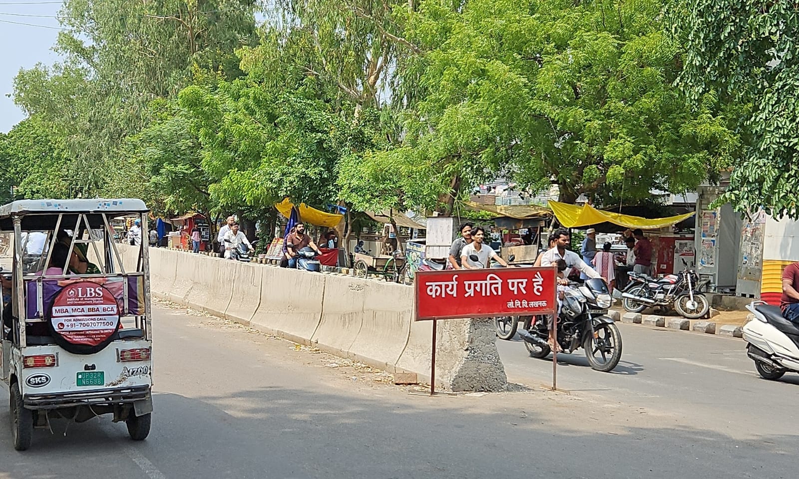 The streetlight system in the divider being constructed on Kursi Road has been neglected, and the Jankalyan Mahasabha has raised the demand for security.