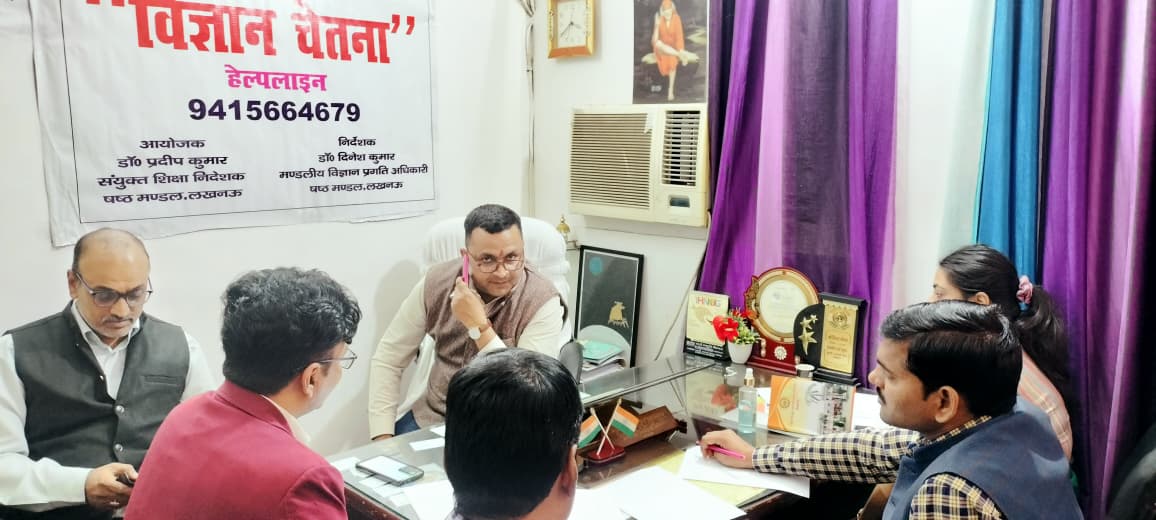 यह हेल्पलाइन 17 फरवरी 2026 को दोपहर 3:30 बजे से सायं 5:30 बजे तक संचालित रही, जिसमें विज्ञान, गणित और अंग्रेजी विषयों के विशेषज्ञों ने विद्यार्थियों की शंकाओं का समाधान किया। इस दौरान पूरे प्रदेश से लगभग 135 परीक्षार्थियों ने संपर्क करने का प्रयास किया, जिनमें से 72 विद्यार्थियों को सीधे विषय विशेषज्ञों से मार्गदर्शन मिला। सबसे अधिक कॉल लखनऊ और लखीमपुर खीरी से प्राप्त हुईं, जबकि सीतापुर, हरदोई, रायबरेली, उन्नाव, सुल्तानपुर, बलरामपुर और शाहजहांपुर सहित अन्य जनपदों के छात्र-छात्राओं ने भी लाभ उठाया।  डॉ. प्रदीप कुमार ने अपने संदेश में विद्यार्थियों को तनाव से दूर रहने, सकारात्मक सोच के साथ परीक्षा देने और आत्मविश्वास बनाए रखने की सलाह दी तथा सभी को आगामी परीक्षाओं के लिए शुभकामनाएं दीं।  विषय विशेषज्ञों के महत्वपूर्ण सुझाव  रसायन विज्ञान  रासायनिक अभिक्रियाओं व समीकरणों का लिख-लिखकर अभ्यास करें।  प्लास्टर ऑफ पेरिस, बेकिंग सोडा, विरंजक चूर्ण, साबुन व अपमार्जक जैसे यौगिकों के सूत्र, गुणधर्म और उपयोग तैयार रखें। (अतेंद्र कुमार सिंह, आरबीएसबी सिंह इंटर कॉलेज, कमलापुर&ndash;सीतापुर)  भौतिक विज्ञान  नया पढ़ने से बचें, पिछले वर्षों के अनसॉल्व्ड प्रश्नपत्र हल करें।  न्यूमेरिकल हल करते समय सही सूत्र और यूनिट का विशेष ध्यान रखें। (रोहित कुमार, कुम्हरावां इंटर कॉलेज, लखनऊ)  जीव विज्ञान  उत्तर निश्चित शब्द सीमा में लिखें।  आरेखों का सही अनुपात में निर्माण करें और लेबलिंग अवश्य करें। (दीप्ति विश्वकर्मा, राजकीय बालिका इंटर कॉलेज, सरोसा भरोसा, लखनऊ)  अंग्रेजी  प्रश्नपत्र ध्यान से पढ़ें, समय प्रबंधन रखें।  ग्रामर के नियम समझकर अभ्यास करें और लेखन कौशल पर ध्यान दें। (राजश्री खन्ना, आर्य कन्या पाठशाला इंटर कॉलेज, बादशाहनगर, लखनऊ)  गणित  एनसीईआरटी पर फोकस करें और नियमित अभ्यास करें।  सरल टॉपिक्स जैसे माध्य, माध्यिका, बहुलक, क्षेत्रमिति व समांतर श्रेणी पर विशेष ध्यान दें। (आयुष्मान, राजकीय हाईस्कूल रसूलपुर सादात, लखनऊ)  विद्यार्थियों की जिज्ञासाओं का समाधान  हेल्पलाइन के दौरान अंग्रेजी, भौतिक विज्ञान, गणित, जीव विज्ञान और रसायन विज्ञान से जुड़े कई प्रश्न पूछे गए, जिनका सरल और व्यावहारिक उत्तर विषय विशेषज्ञों द्वारा दिया गया। इससे छात्रों का आत्मविश्वास बढ़ा और परीक्षा को लेकर व्याप्त डर कम हुआ।  कार्यक्रम के समस्त कार्यों का अभिलेखीकरण पवन कुमार तिवारी (कुम्हरावां इंटर कॉलेज, लखनऊ) द्वारा किया गया।  अंत में डॉ. दिनेश कुमार ने कहा कि विज्ञान चेतना हेल्पलाइन जैसी पहल विद्यार्थियों को न केवल परीक्षा में बेहतर प्रदर्शन के लिए प्रेरित करती है, बल्कि उन्हें मानसिक रूप से भी सशक्त बनाती है, जिससे वे बिना भय के अपने लक्ष्य की ओर बढ़ सकें।