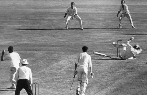 पहला क्रिकेट मैच किन दो टीम खेला गया था 