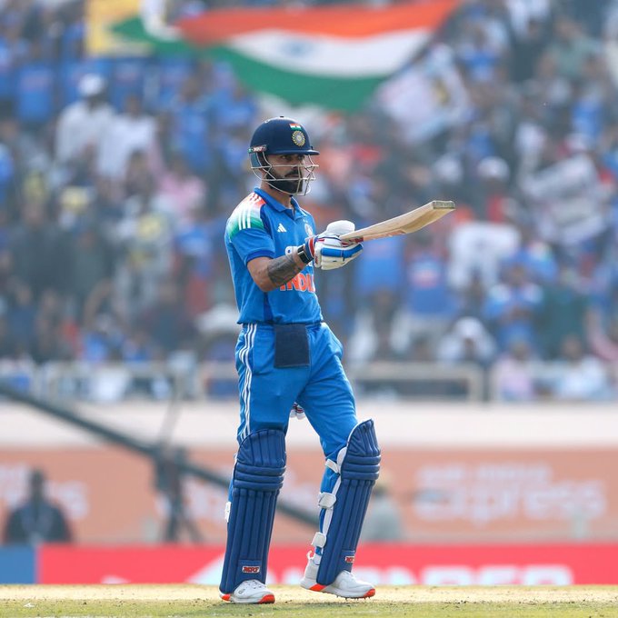 IND vs NZ Pitch Report: भारत और न्यूजीलैंड के बीच वनडे सीरीज का दूसरा मैच राजकोट के निरंजन शाह स्टेडियम में खेला जाएगा। पहला मैच जीतकर सीरीज में टीम इंडिया इस वक्त 1-0 से आगे है। ऐसे में टीम इंडिया की कोशिश रहेगी कि वह दूसरा मैच जीतकर सीरीज में 2-0 की अजेय बढ़त हासिल करे, वहीं न्यूजीलैंड इस मैच को जीतकर सीरीज में वापसी करना चाहेगा। इस बीच हम आपको बताएंगे कि दूसरे वनडे मैच के दौरान राजकोट की पिच का मिजाज कैसा रहने वाला है।  IND vs NZ: कैसा रहेगा राजकोट की पिच का मिजाज? राजकोट के निरंजन शाह स्टेडियम की पिच बल्लेबाजों के लिए अनुकूल माना जाता है। यहां की पिच पर गेंद अच्छे से बल्ले पर आती है, जिससे बल्लेबाजों को शॉट खेलने में आसानी होती है। शुरुआती ओवरों में तेज गेंदबाजों को हल्की सीम मूवमेंट मिल सकती है, लेकिन जैसे-जैसे मैच आगे बढ़ता है, पिच बल्लेबाजी के लिए और भी आसान हो जाती है। इस मैदान पर पहले बल्लेबाजी करने वाली टीम अक्सर बड़ा स्कोर खड़ा करती रही है। स्पिन गेंदबाजों को यहां बहुत ज्यादा मदद नहीं मिलती है। हालांकि बीच के ओवरों में वे रन गति को थोड़ा कंट्रोल कर सकते हैं। फैंस को उम्मीद है कि दूसरे वनडे के दौरान एक हाई स्कोरिंग मैच देखने को मिलेगा।  IND vs NZ: दूसरे वनडे में टॉस की भूमिका रहेगी अहम इस स्टेडियम में अब तक खेले गए वनडे मुकाबलों में पहली पारी का औसत स्कोर 300 के आसपास का रहा है। कई बार यहां 300 से ज्यादा रन बन चुके हैं, यह दर्शाता है कि इस पिच पर बल्लेबाजों के लिए शॉट्स लगाना कितना आसान है। यहां का ऑउटफिल्ड काफी तेज है। टॉस जीतने वाली टीम इस पिच पर पहले बल्लेबाजी करना पसंद करेगी, यहां पर अब तक चार वनडे मैच खेले गए हैं और सभी मैच में पहले बैटिंग करने वाली टीम ने बाजी मारी है। इसलिए इस मैच में टॉस की भूमिका भी काफी अहम होगी।  कैसा है वनडे में दोनों टीमों का हेड टू हेड रिकॉर्ड? भारत और न्यूजीलैंड के बीच अब तक 121 वनडे मैच खेले जा चुके हैं। इनमें भारत ने 63 मुकाबले जीते हैं, जबकि न्यूजीलैंड को 50 मैचों में जीत मिली है। वहीं 7 मैचों का कोई रिजल्ट नहीं निकला और एक मुकाबला टाई रहा। हालांकि हालिया रिकॉर्ड भारत के पक्ष में है, क्योंकि भारतीय टीम ने न्यूजीलैंड के खिलाफ अपने पिछले पांचों वनडे मैचों में जीत दर्ज की है।