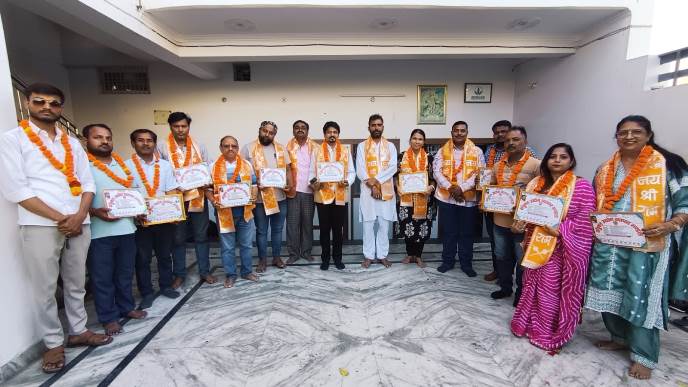 सर्वसम्मति से चुनी गई नई कार्यकारिणी बैठक के दौरान सर्वसम्मति से पदाधिकारियों का चुनाव किया गया, जिसमें अनुभवी और कर्मठ सदस्यों को महत्वपूर्ण जिम्मेदारियां सौंपी गईं:  अध्यक्ष: शिव मोहन श्रीवास्तव  वरिष्ठ उपाध्यक्ष: राजकुमार पुरी  उपाध्यक्ष: अमन चन्दानी  संरक्षक: प्रकाश भानु द्विवेदी  संयुक्त मंत्री: अजय गोलियानी  संगठन मंत्री: राजेश कुमार पांडे  महिला प्रकोष्ठ की कमान: महिलाओं की भागीदारी सुनिश्चित करते हुए कल्पना द्विवेदी को महिला प्रकोष्ठ का अध्यक्ष नियुक्त किया गया। उनके साथ मल्लिका श्रीवास्तव को महासचिव और स्मिता अग्रवाल को कोषाध्यक्ष की जिम्मेदारी दी गई।  दिग्गज पदाधिकारियों की उपस्थिति संगठन के विस्तार के इस अवसर पर राष्ट्रीय अध्यक्ष अंजनी कुमार पांडे और प्रदेश प्रभारी प्रवीण मणि त्रिपाठी मुख्य रूप से उपस्थित रहे। इनके साथ ही ट्रांसपोर्ट नगर इकाई के अध्यक्ष संजय गुप्ता, उपाध्यक्ष विवेक तिवारी, सर्वेश कुमार पाल, युवा प्रकोष्ठ के नमन बाजपेई, अभिषेक वर्मा, राजेश वर्मा, राघवेंद्र भदोरिया और योगेश शुक्ला सहित कई गणमान्य व्यापारी नेता मौजूद रहे।  व्यापारियों की समस्याओं का होगा त्वरित निस्तारण नवनियुक्त पदाधिकारियों को बधाई देते हुए राष्ट्रीय अध्यक्ष अंजनी कुमार पांडे ने संगठन का मूल मंत्र साझा किया। उन्होंने कहा:  "सभी नवनियुक्त पदाधिकारियों का यह प्राथमिक कर्तव्य है कि वे व्यापारियों की हर छोटी-बड़ी समस्या को गंभीरता से लें। शासन और प्रशासन के साथ समन्वय स्थापित कर व्यापारियों की बाधाओं का निस्तारण कराना ही हमारी प्राथमिकता होनी चाहिए।"  प्रदेश प्रभारी प्रवीण मणि त्रिपाठी ने भी सभी पदाधिकारियों को उज्ज्वल भविष्य की शुभकामनाएं दीं और संगठन के विस्तार पर हर्ष व्यक्त किया।