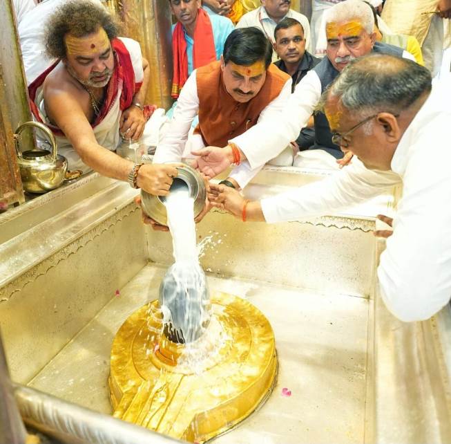 काशी में विक्रमादित्य: मंचन से आगे का संदेश  काशी में होने वाला यह आयोजन केवल एक ऐतिहासिक कथा का पारंपरिक मंचन नहीं है। यह भारतीय इतिहास के एक महत्वपूर्ण प्रतीक को राष्ट्रीय विमर्श के केंद्र में स्थापित करने का प्रयास भी है। सम्राट विक्रमादित्य की गाथा को काशी में प्रस्तुत करना इस बात का संकेत है कि भारतीय इतिहास के महान चरित्र अब केवल ग्रंथों और किंवदंतियों तक सीमित नहीं रहेंगे, बल्कि उन्हें नए संदर्भों और नए भूगोल में पुनः स्थापित किया जाएगा।  यह सांस्कृतिक पुनर्सृजन का वह दौर है, जिसमें इतिहास को केवल दोहराया नहीं जा रहा, बल्कि उसे नए दृष्टिकोण से समझा और प्रस्तुत किया जा रहा है।  सम्राट विक्रमादित्य: आदर्श शासन, न्याय और विद्वत्ता के प्रतीक  सम्राट विक्रमादित्य भारतीय परंपरा में केवल एक शासक नहीं, बल्कि आदर्श शासन, न्याय और विद्वत्ता के प्रतीक माने जाते हैं। उनकी नवरत्न सभा, जिसमें कालिदास जैसे महान विद्वान शामिल थे, भारतीय ज्ञान परंपरा की ऊँचाई और समृद्धि को दर्शाती है।  विक्रमादित्य की छवि एक ऐसे शासक की रही है, जिसने शक्ति और संवेदना, दोनों के बीच संतुलन स्थापित किया। उनका शासन केवल प्रशासनिक दक्षता का उदाहरण नहीं था, बल्कि नैतिक मूल्यों, न्यायप्रियता और लोककल्याण की भावना का आदर्श भी था।  काशी में होने वाला यह महानाट्य इसी विचार को दृश्य रूप में प्रस्तुत करेगा। यहाँ दर्शक केवल एक कहानी नहीं देखेंगे, बल्कि उस युग की चेतना, उसके आदर्शों और उसकी सांस्कृतिक आत्मा को अनुभव करेंगे।  दिल्ली से काशी तक की सांस्कृतिक यात्रा  काशी में होने वाला यह मंचन कोई स्वतंत्र घटना नहीं, बल्कि एक लंबी सांस्कृतिक यात्रा का महत्वपूर्ण पड़ाव है। इस महानाट्य की शुरुआत देश की राजधानी नई दिल्ली में लाल किला परिसर से हुई थी, जहाँ इसे भव्यता और गंभीरता के साथ प्रस्तुत किया गया।  दिल्ली में प्रस्तुति के दौरान इस महानाट्य को व्यापक सराहना मिली। स्वयं प्रधानमंत्री और वाराणसी के सांसद नरेंद्र मोदी ने इसकी प्रशंसा करते हुए इसे प्रेरणादायक बताया। प्रधानमंत्री की यह सराहना इस आयोजन को राष्ट्रीय पहचान दिलाने में महत्वपूर्ण साबित हुई।  इसके बाद यह मंचन भोपाल में आयोजित &lsquo;अभ्युदय मध्यप्रदेश&rsquo; जैसे प्रमुख सांस्कृतिक आयोजन का हिस्सा बना। वहाँ सैकड़ों कलाकारों, विशाल मंच सज्जा और तकनीकी नवाचारों के साथ इसकी प्रस्तुति ने दर्शकों को गहराई से प्रभावित किया।  मध्यप्रदेश के विभिन्न शहरों में &lsquo;विक्रमोत्सव-2026&rsquo; के अंतर्गत भी इस महानाट्य का मंचन किया गया, ताकि यह कथा व्यापक जनसमूह तक पहुँच सके। इस प्रकार उज्जैन से प्रारंभ हुई यह सांस्कृतिक यात्रा अब काशी तक पहुँच रही है, जहाँ इसे और अधिक व्यापक अर्थ और प्रभाव के साथ प्रस्तुत किया जाएगा।  मंचन की संरचना: तकनीक और परंपरा का संगम  &ldquo;सम्राट विक्रमादित्य&rdquo; महानाट्य को जिस स्तर पर तैयार किया गया है, वह इसे सामान्य नाट्य प्रस्तुतियों से अलग बनाता है। इसमें विशाल सेट, सैकड़ों कलाकारों की भागीदारी और आधुनिक तकनीकी प्रभावों का समावेश किया गया है।  प्रकाश, ध्वनि और दृश्य प्रभावों के माध्यम से ऐसा वातावरण निर्मित किया गया है, जो दर्शकों को सीधे उस युग में पहुँचा देता है। संवादों की गंभीरता, संगीत की भव्यता और अभिनय की सजीवता मिलकर इस प्रस्तुति को एक समग्र अनुभव में बदल देती हैं।  यह केवल देखने का नाटक नहीं, बल्कि अनुभव करने की प्रक्रिया है, जिसमें दर्शक स्वयं को कथा का हिस्सा महसूस करते हैं।  काशी का चयन: प्रतीक और रणनीति  वाराणसी को इस आयोजन के लिए चुनना अपने आप में एक गहन प्रतीकात्मक निर्णय है। काशी को भारत की आध्यात्मिक राजधानी माना जाता है, जहाँ से उठी सांस्कृतिक आवाज पूरे देश में गूँजती है।  ऐसे में किसी ऐतिहासिक चरित्र का मंचन यहाँ करना केवल उसे प्रस्तुत करना नहीं, बल्कि उसे राष्ट्रीय विमर्श का हिस्सा बनाना भी है। सम्राट विक्रमादित्य की गाथा को काशी में प्रस्तुत करना उसे एक व्यापक सांस्कृतिक संदर्भ प्रदान करता है।  यह आयोजन इस बात का भी संकेत है कि अब सांस्कृतिक परियोजनाएँ क्षेत्रीय सीमाओं से बाहर निकलकर राष्ट्रीय स्तर पर अपनी उपस्थिति दर्ज करा रही हैं। मध्यप्रदेश की सांस्कृतिक पहचान अब काशी जैसे राष्ट्रीय मंच पर प्रस्तुत हो रही है, जो एक नई दिशा और नई सोच की ओर संकेत करती है।  सत्ता, स्मृति और सांस्कृतिक विमर्श का संगम  इस आयोजन का एक महत्वपूर्ण पहलू यह भी है कि इसमें सत्ता, स्मृति और सांस्कृतिक विमर्श का अनूठा संगम दिखाई देता है। जब कोई सरकार किसी ऐतिहासिक चरित्र को इस प्रकार प्रस्तुत करती है, तो वह केवल अतीत का स्मरण नहीं कराती, बल्कि वर्तमान और भविष्य के लिए भी एक सांस्कृतिक संदेश देती है।  डॉ. मोहन यादव के नेतृत्व में यह पहल मध्यप्रदेश की सांस्कृतिक नीति का एक महत्वपूर्ण हिस्सा मानी जा सकती है, जिसमें इतिहास और परंपरा को आधुनिक माध्यमों के जरिए पुनर्जीवित करने का प्रयास किया जा रहा है।  व्यापक प्रभाव की संभावना  काशी में होने वाला यह महानाट्य केवल तीन दिनों का आयोजन भर नहीं रहेगा। इसका प्रभाव लंबे समय तक महसूस किया जाएगा। जब किसी ऐतिहासिक व्यक्तित्व को इतने बड़े स्तर पर प्रस्तुत किया जाता है, तो वह लोगों की सामूहिक स्मृति में स्थायी स्थान बना लेता है।  यह आयोजन विशेष रूप से युवा पीढ़ी को अपने इतिहास और सांस्कृतिक विरासत से जोड़ने का माध्यम बन सकता है, जो डिजिटल युग में पारंपरिक कथाओं और ऐतिहासिक आदर्शों से दूर होती जा रही है।  संभव है कि काशी में होने वाला यह आयोजन आने वाले समय में केवल एक सांस्कृतिक कार्यक्रम के रूप में नहीं, बल्कि भारतीय सांस्कृतिक पुनर्जागरण के एक महत्वपूर्ण अध्याय के रूप में याद किया जाए