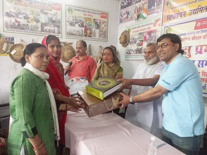 शाहजहांपुर(अम्बरीष कुमार सक्सेना) विनोबा सेवा आश्रम एंव रोजा पावर सप्लाई कंपनी लिमिटेड के सहयोग से संचालित स्वावलम्बन उद्यमिता कौशल प्रशिक्षण केन्द्र द्वारा प्रशिक्षु प्रमाण पत्र वितरण समारोह स्वाबलंबन केन्द्र ग्राम दिलावरपुर देवकली में किया गया। कार्यक्रम में 10 गांव के 20 युवाओं को मोबाईल रिपेयरिंग और 20 महिलाओं को जल कुंभी और जूट से उत्पाद (बैग, दलिया, आदि) को स्वावलंबन प्रमाणपत्र वितरण किये गये।