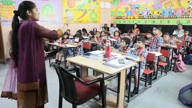 अध्यापक : वह दीपक जो स्वयं जलकर देता है ज्ञान का प्रकाश
