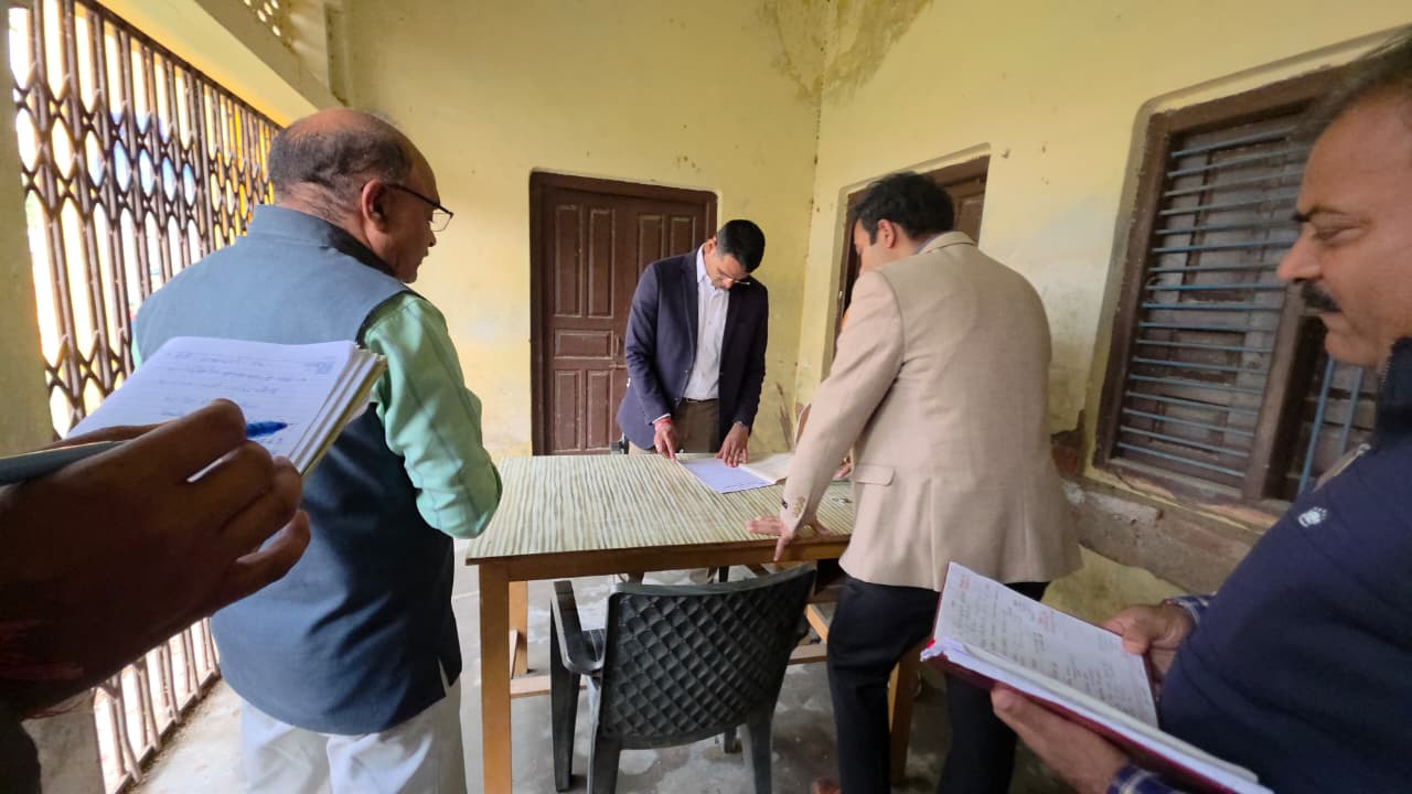 District Magistrate inspected the cow shelter: Instructions for regular health check-up of cattle and protection from cold