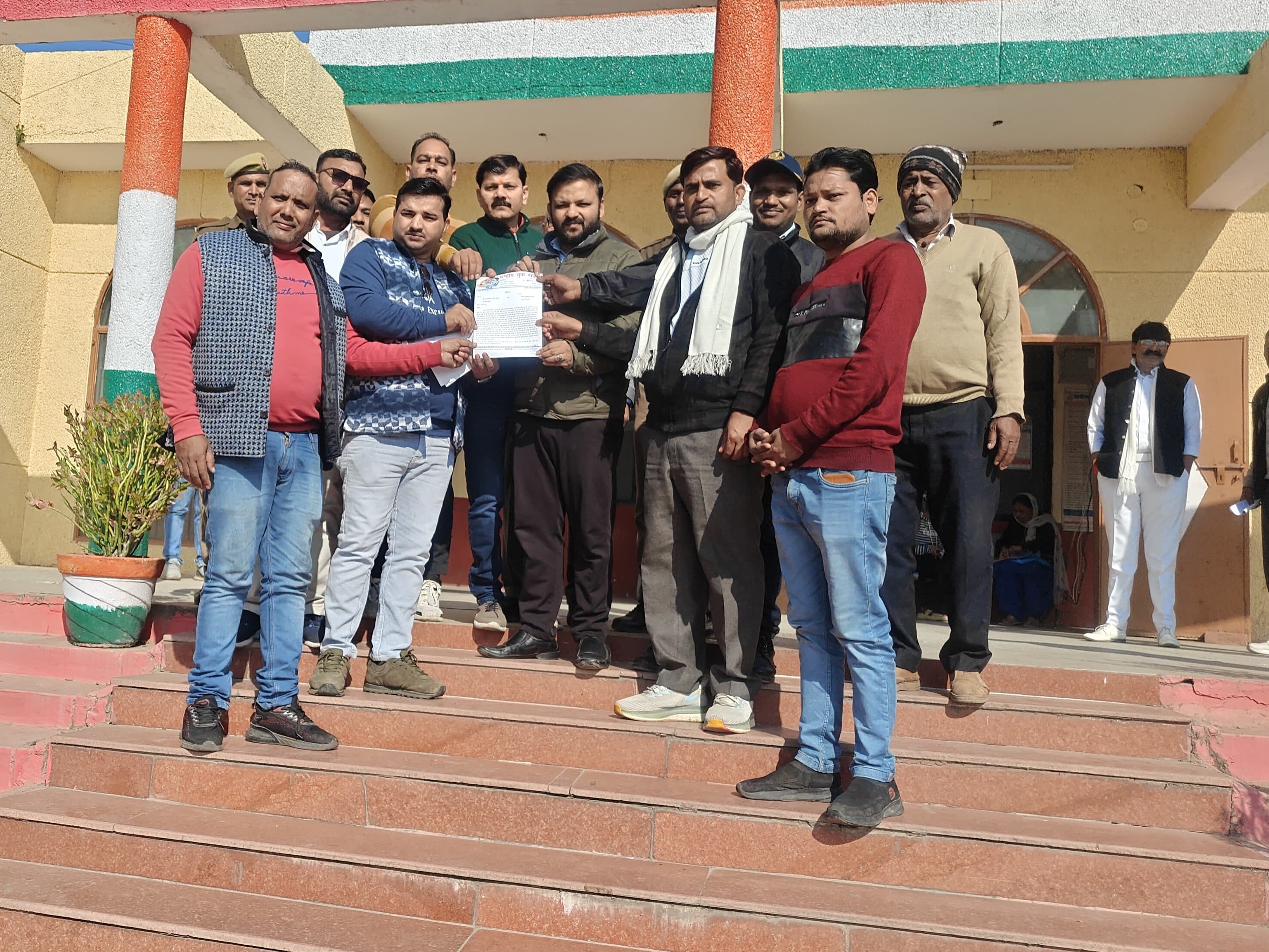 राष्ट्रीय युवा वाहिनी ने ज्ञापन सौंपकर बांग्लादेश पर प्रतिबंध लगाने की मांग की